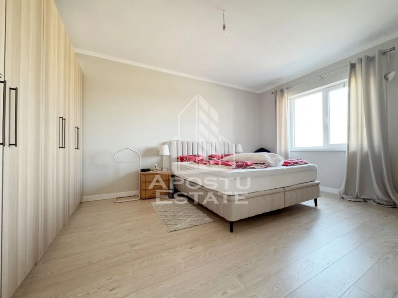 Duplex de vanzare, 5 camere, 120mp utili, 11mp terasa + balcon, Giroc - Agentia imobiliara APOSTU ESTATE va propune spre vanzare un duplex situat in Giroc .
Locatia imobilului se potriveste perfect celor ce isi doresc sa se detaseze de agitatia orasului. In apropiere sunt magazine si supermarket-uri precum Profi, Lidl, Mega Image, scoala, gradinita si mijloc de transport la o distanta de 5 minute .

Proprietatea dispune de un teren de 303 mp .
Imobilul are suprafata de 120 mp utili + terasa de 11 mp + balcon de 6 mp.

Compartimentare:
Parter:
- hol acces
- living cu iesire pe terasa
- bucatarie separata
- dormitor/ birou
- baie cu geam

Etaj: 
- hol acces
- 3 dormitoare dintre care unul cu iesire pe balcon
- baie cu dus si geam

Duplexul se vinde partial mobilat .

Detalii tehnice:
Regim de inaltime Parter + 1 Etaj + Pod .
- constructie realizata in anul 2021 din caramida Porotherm de 25 cm, izolata cu polistiren de 10cm EPS 80 decorativa siliconata.
- perete despartitor dublu izolat fonic complet din caramida (fara rigips) tencuiti mecanizat finisati cu vopsea lavabila alba.
- placa de beton peste etaj, pod izolat cu spuma poliuretanica cu celula deschisa, acoperis clasic cu tigla .
- geamuri tripan foarte mari si luminoase, usa acces pvc tripan, usi interioare MDF .
- centrala proprie pe gaz, incalzire in pardoseala si aparat pentru aer conditionat.
- aparataje modulare Gewiss.
- mobila din bucatarie realizata la comanda din mdf, frigider, masina de spalat vase, cuptor electric, hota si plita cu inductie .

Amenajari exterioare: Acces auto, loc de parcare in curte, poarta automatizata cu deschidere din telecomanda, foraj cu hidrofor pentru mentinerea gazonului, structura terasei acoperite de 11mp este din beton, posibilitate pentru carport .

Utilitati: curent, apa de la retea, canalizare, gaz, internet prin fibra optica, cablu Tv.

Pentru mai multe detalii nu ezitati sa ne contactati !
Acceptam orice fel de credit bancar. Oferim consultanta si solutii financiare prin colaboratorii nostri pentru a obtine cel mai avantajos credit Ipotecar sau Noua Casa .

Va asteptam cu drag la o vizionare chiar astazi!
CP 2977116