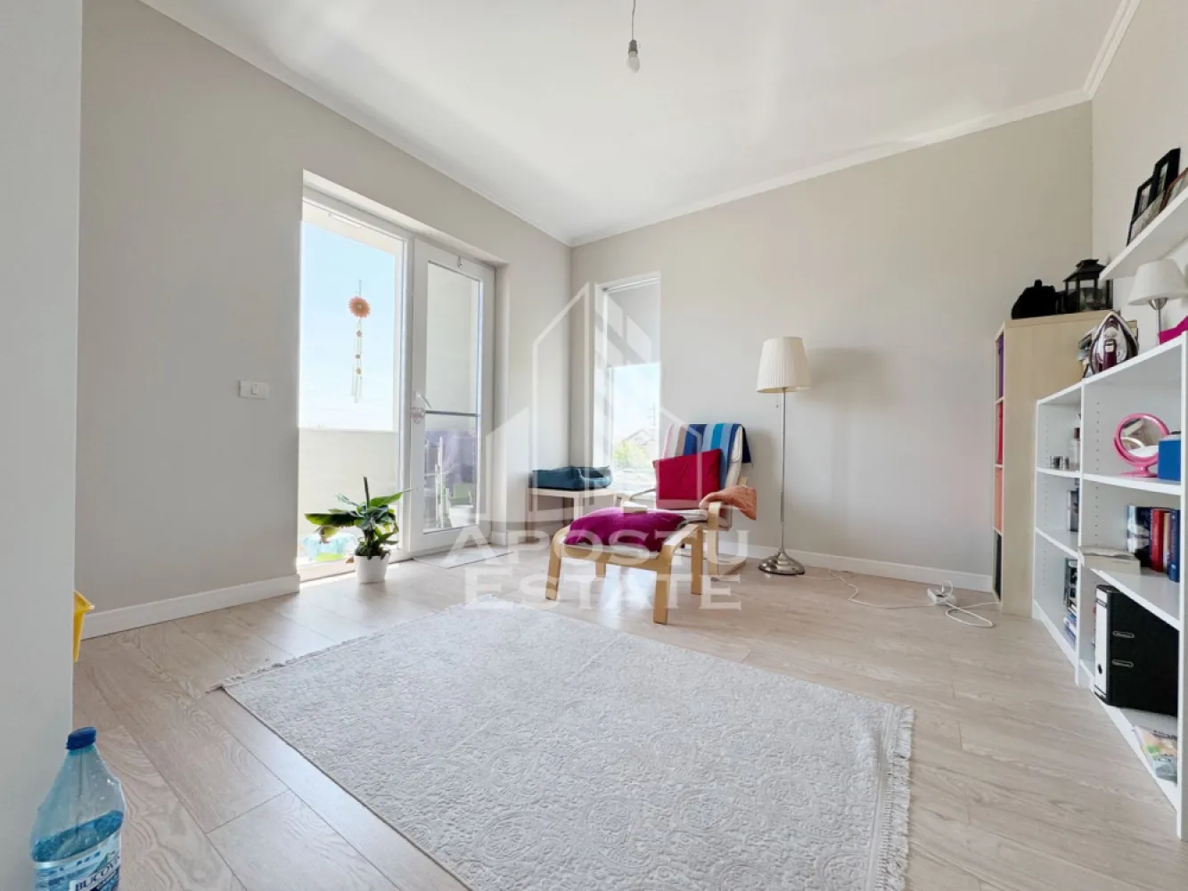 Duplex de vanzare, 5 camere, 120mp utili, 11mp terasa + balcon, Giroc - Agentia imobiliara APOSTU ESTATE va propune spre vanzare un duplex situat in Giroc .
Locatia imobilului se potriveste perfect celor ce isi doresc sa se detaseze de agitatia orasului. In apropiere sunt magazine si supermarket-uri precum Profi, Lidl, Mega Image, scoala, gradinita si mijloc de transport la o distanta de 5 minute .

Proprietatea dispune de un teren de 303 mp .
Imobilul are suprafata de 120 mp utili + terasa de 11 mp + balcon de 6 mp.

Compartimentare:
Parter:
- hol acces
- living cu iesire pe terasa
- bucatarie separata
- dormitor/ birou
- baie cu geam

Etaj: 
- hol acces
- 3 dormitoare dintre care unul cu iesire pe balcon
- baie cu dus si geam

Duplexul se vinde partial mobilat .

Detalii tehnice:
Regim de inaltime Parter + 1 Etaj + Pod .
- constructie realizata in anul 2021 din caramida Porotherm de 25 cm, izolata cu polistiren de 10cm EPS 80 decorativa siliconata.
- perete despartitor dublu izolat fonic complet din caramida (fara rigips) tencuiti mecanizat finisati cu vopsea lavabila alba.
- placa de beton peste etaj, pod izolat cu spuma poliuretanica cu celula deschisa, acoperis clasic cu tigla .
- geamuri tripan foarte mari si luminoase, usa acces pvc tripan, usi interioare MDF .
- centrala proprie pe gaz, incalzire in pardoseala si aparat pentru aer conditionat.
- aparataje modulare Gewiss.
- mobila din bucatarie realizata la comanda din mdf, frigider, masina de spalat vase, cuptor electric, hota si plita cu inductie .

Amenajari exterioare: Acces auto, loc de parcare in curte, poarta automatizata cu deschidere din telecomanda, foraj cu hidrofor pentru mentinerea gazonului, structura terasei acoperite de 11mp este din beton, posibilitate pentru carport .

Utilitati: curent, apa de la retea, canalizare, gaz, internet prin fibra optica, cablu Tv.

Pentru mai multe detalii nu ezitati sa ne contactati !
Acceptam orice fel de credit bancar. Oferim consultanta si solutii financiare prin colaboratorii nostri pentru a obtine cel mai avantajos credit Ipotecar sau Noua Casa .

Va asteptam cu drag la o vizionare chiar astazi!
CP 2977116