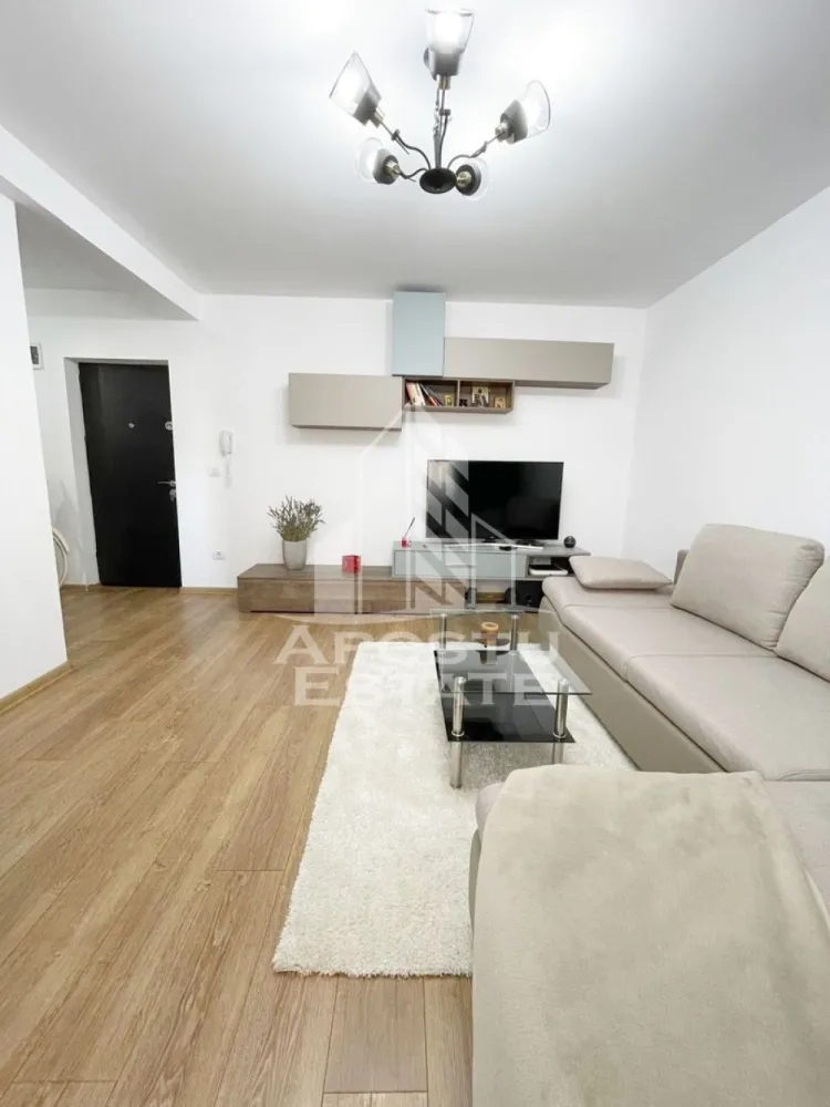 Apartament 3 camere decomandat, 63mp utili +balcon 5mp, etajul1-Giroc - Agentia imobiliara APOSTU ESTATE va ofera spre inchiriere un apartament cu 3 camere, situat la etajul 1 din zona planetelor, in Giroc jud Timis .
Beneficiaza de o suprafata de 63 mp utili + balcon de 5 mp.
Confortul termic se realizeaza cu ajutorul centralei proprii pe gaz cu calorifere,
Dispune de un loc de parcare .
Se vinde complet utilat si mobilat .
In apropiere avem statie de autobuz, Lidl, Penny, Mega Image, sala fitness, Banca Transilvania, Pepco, Kik, Profi non stop, farmacie, etc .

Compartimentare:
- Hol acces
- 2 dormitoare
- Baie
- Living 
- Bucatarie inchisa
- Balcon de 5 mp

Pretul este de 129.000 Euro negociabil
Va asteptam cu drag la o vizionare!
CP2971655