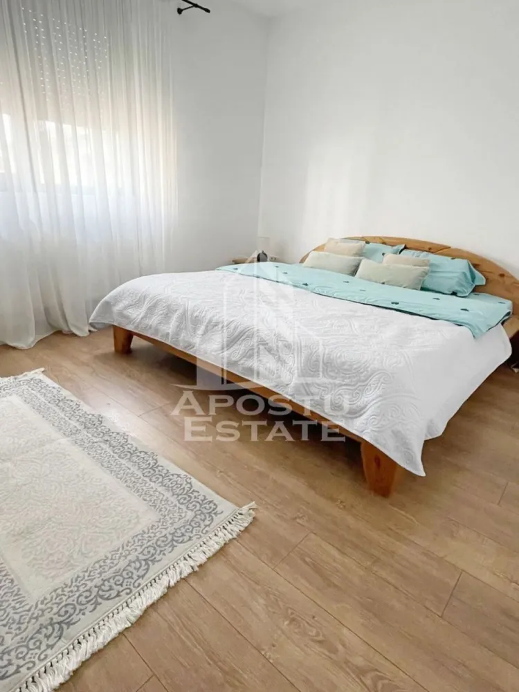 Apartament 3 camere decomandat, 63mp utili +balcon 5mp, etajul1-Giroc - Agentia imobiliara APOSTU ESTATE va ofera spre inchiriere un apartament cu 3 camere, situat la etajul 1 din zona planetelor, in Giroc jud Timis .
Beneficiaza de o suprafata de 63 mp utili + balcon de 5 mp.
Confortul termic se realizeaza cu ajutorul centralei proprii pe gaz cu calorifere,
Dispune de un loc de parcare .
Se vinde complet utilat si mobilat .
In apropiere avem statie de autobuz, Lidl, Penny, Mega Image, sala fitness, Banca Transilvania, Pepco, Kik, Profi non stop, farmacie, etc .

Compartimentare:
- Hol acces
- 2 dormitoare
- Baie
- Living 
- Bucatarie inchisa
- Balcon de 5 mp

Pretul este de 129.000 Euro negociabil
Va asteptam cu drag la o vizionare!
CP2971655