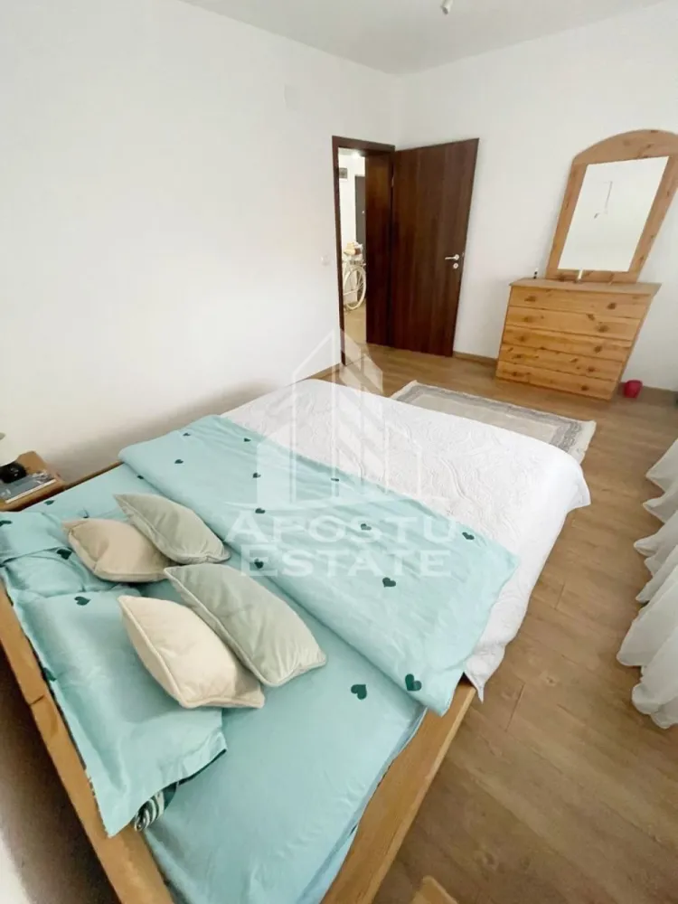 Apartament 3 camere decomandat, 63mp utili +balcon 5mp, etajul1-Giroc - Agentia imobiliara APOSTU ESTATE va ofera spre inchiriere un apartament cu 3 camere, situat la etajul 1 din zona planetelor, in Giroc jud Timis .
Beneficiaza de o suprafata de 63 mp utili + balcon de 5 mp.
Confortul termic se realizeaza cu ajutorul centralei proprii pe gaz cu calorifere,
Dispune de un loc de parcare .
Se vinde complet utilat si mobilat .
In apropiere avem statie de autobuz, Lidl, Penny, Mega Image, sala fitness, Banca Transilvania, Pepco, Kik, Profi non stop, farmacie, etc .

Compartimentare:
- Hol acces
- 2 dormitoare
- Baie
- Living 
- Bucatarie inchisa
- Balcon de 5 mp

Pretul este de 129.000 Euro negociabil
Va asteptam cu drag la o vizionare!
CP2971655