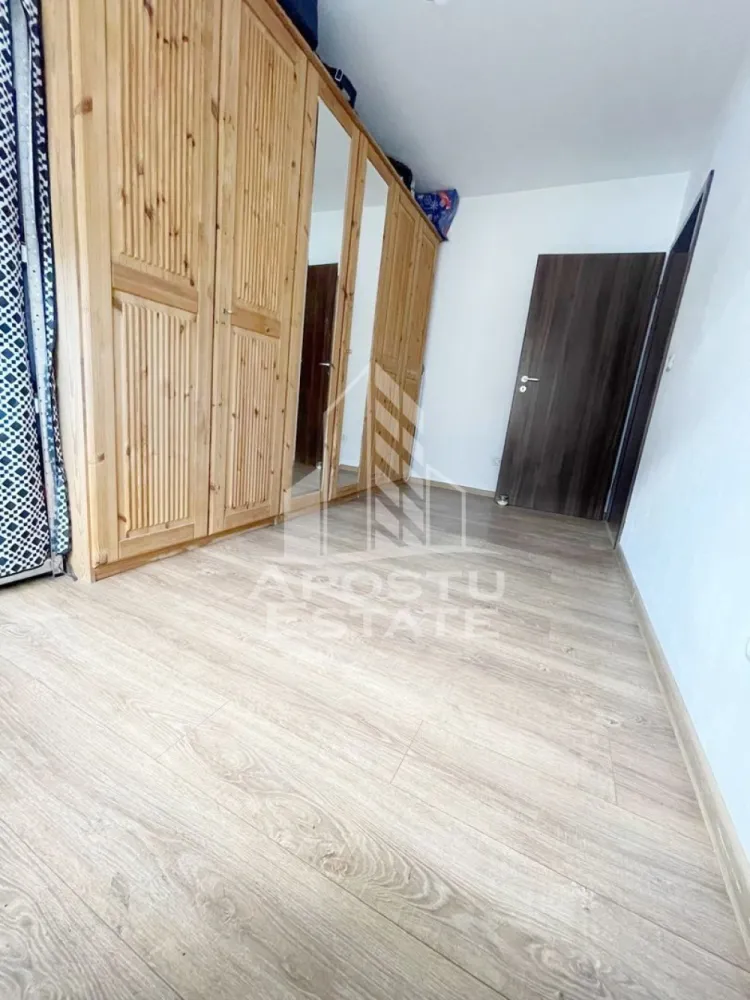 Apartament 3 camere decomandat, 63mp utili +balcon 5mp, etajul1-Giroc - Agentia imobiliara APOSTU ESTATE va ofera spre inchiriere un apartament cu 3 camere, situat la etajul 1 din zona planetelor, in Giroc jud Timis .
Beneficiaza de o suprafata de 63 mp utili + balcon de 5 mp.
Confortul termic se realizeaza cu ajutorul centralei proprii pe gaz cu calorifere,
Dispune de un loc de parcare .
Se vinde complet utilat si mobilat .
In apropiere avem statie de autobuz, Lidl, Penny, Mega Image, sala fitness, Banca Transilvania, Pepco, Kik, Profi non stop, farmacie, etc .

Compartimentare:
- Hol acces
- 2 dormitoare
- Baie
- Living 
- Bucatarie inchisa
- Balcon de 5 mp

Pretul este de 129.000 Euro negociabil
Va asteptam cu drag la o vizionare!
CP2971655