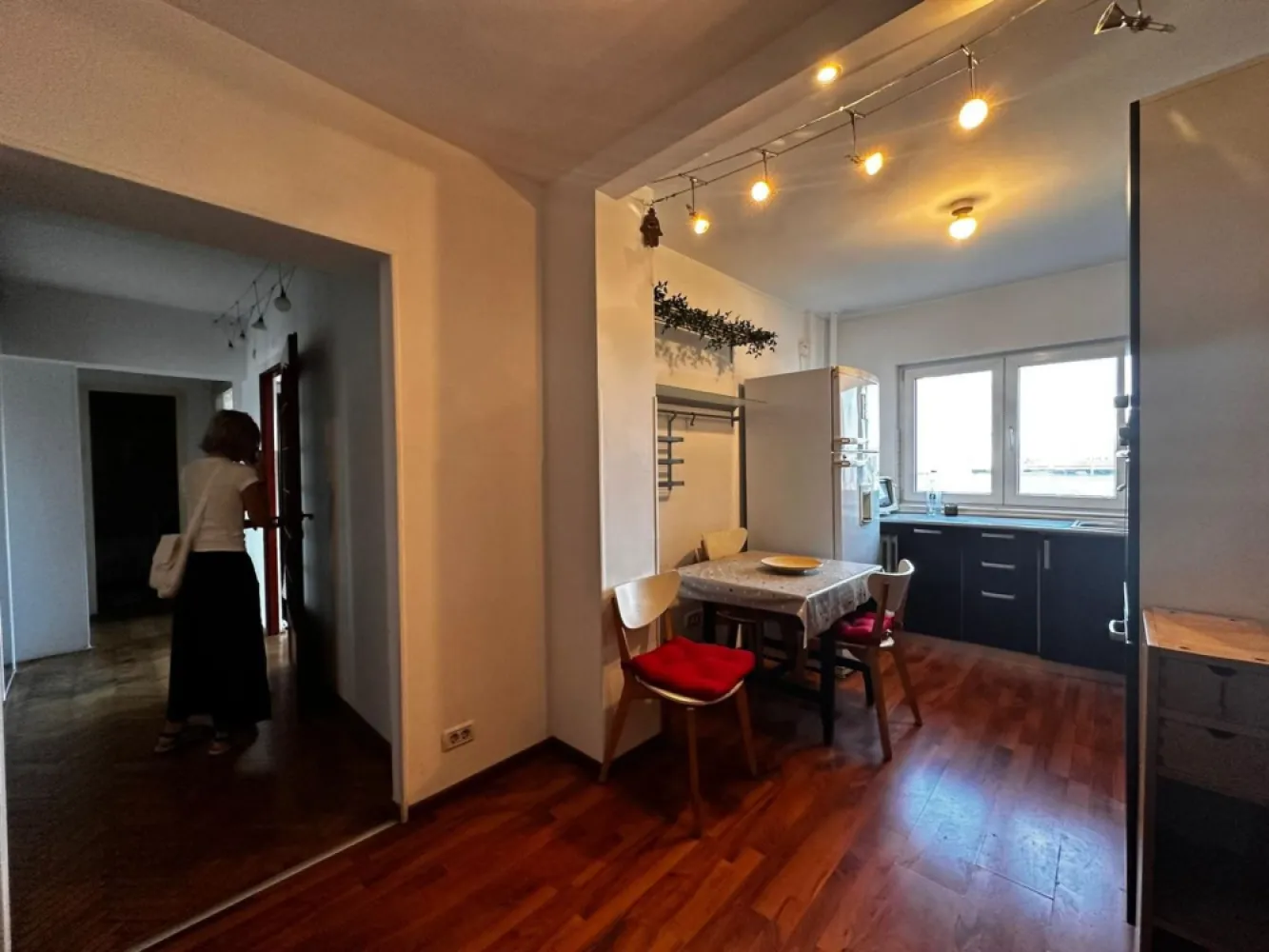 Banu Manta Titulescu apartament 2 camere mobilat de inchiriat - K Imobiliare propune spre inchiriere in zona Banu Manta Titulescu bloc reabilitat apartament 2 camere decomandat mobiliate si utilate.
