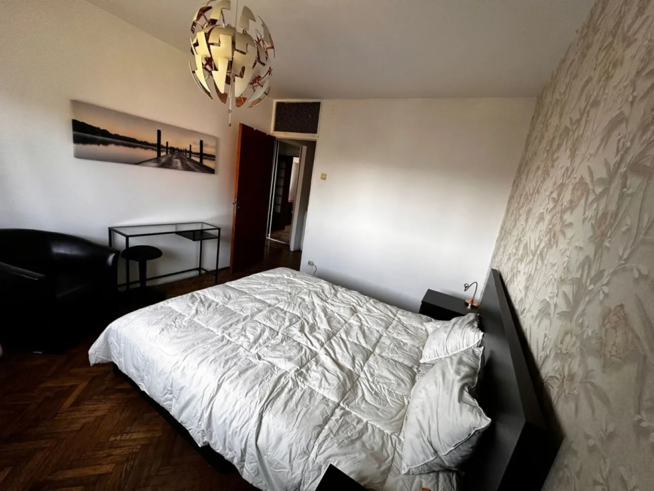 Banu Manta Titulescu apartament 2 camere mobilat de inchiriat - K Imobiliare propune spre inchiriere in zona Banu Manta Titulescu bloc reabilitat apartament 2 camere decomandat mobiliate si utilate.