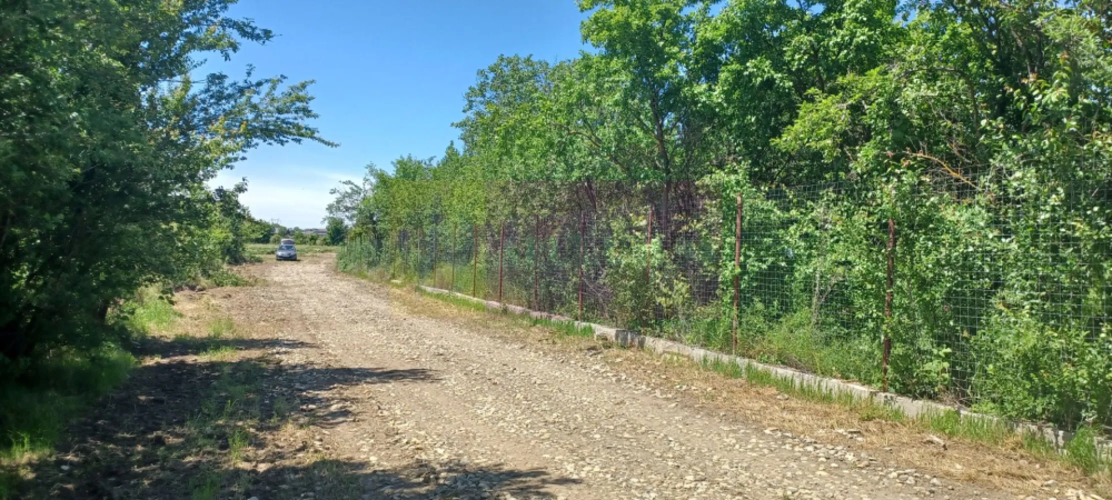 Săbăreni, lot de casă 500 mp, curent lângă teren - Săbăreni, teren intravilan construibil cu suprafata de 500 mp, cu 18 m front stradal. Zona rezidentială, locuințe parter sau p+1E, cu posibilitate racordare la rețeaua de curent electric. Preț lot 500 mp + cotă de drum = 19.500 EUR. Nu se plătește comision sau TVA