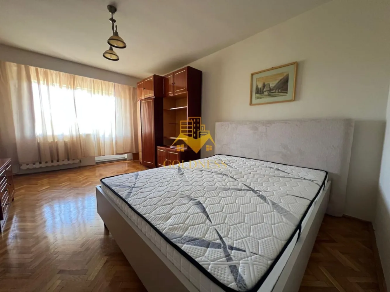 4 camere, mobilat clasic, garaj, boxa, Zorilor Zona UMF,Louis Pasteur - GOLDNESS Imobiliare vă propune spre închiriere un apartament cu 4 camere complet mobilat și utilat, la etajul 3 într-un imobil 4 etaje, în Cartierul Zorilor. 
Se află în apropierea stațiilor de transport în comun, magazine, restaurante, spații verzi, farmacii, etc. 

Apartamentul este compartimentat astfel:
3 dormitoare mobilate clasic
1 living mobilat utilat, TV
2 bai
1 balcon
Se mobileaza la cerere!
Imobilul este dotat cu toate cele necesare- centrală proprie, frigider, aragaz, hotă, mașină de spălat haine, etc. 

Dacă sunteți interesați de acest apartament și doriți să îl vizionați, dar și pentru alte oferte nu ezitați să ne contactați telefonic sau prin e-mail. Vă stăm la dispoziție!
Pentru intermediere se percepe un comision de 50% din prețul chiriei!