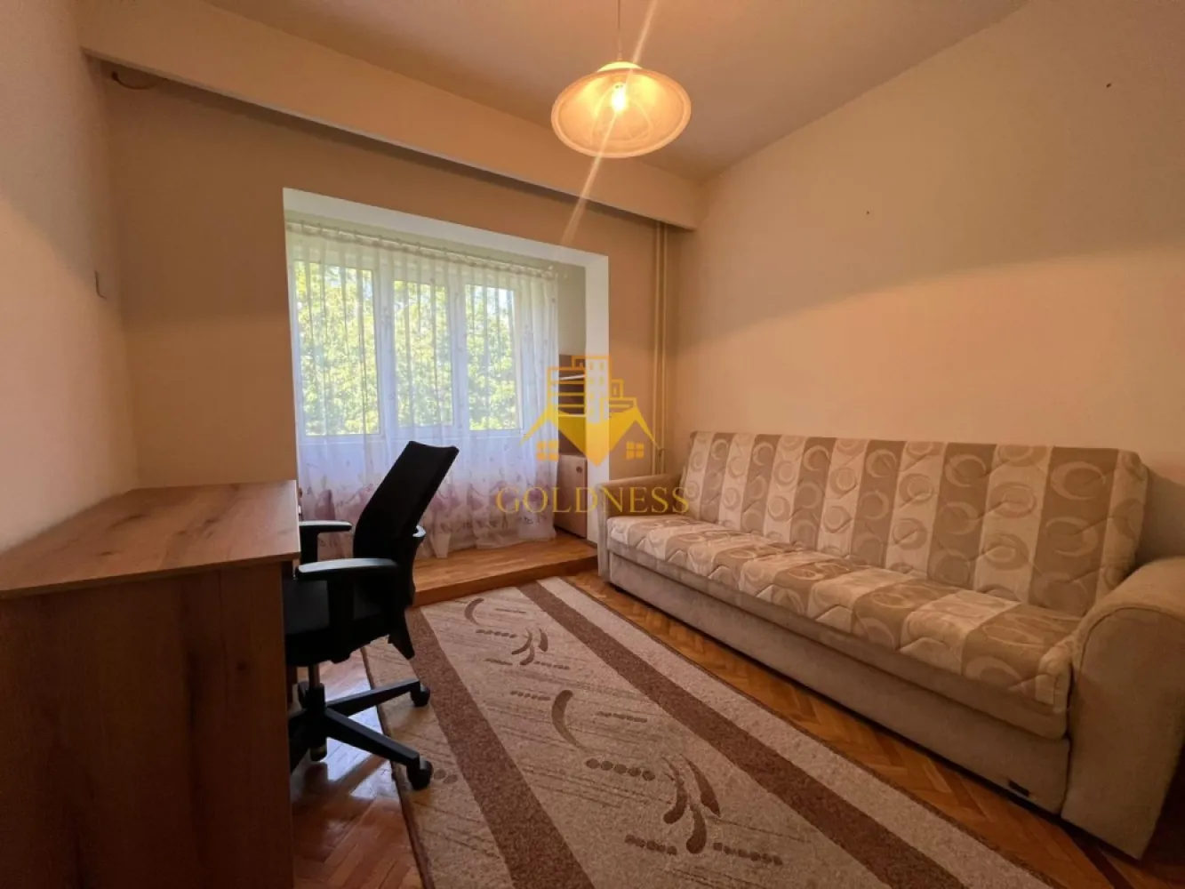 4 camere, mobilat clasic, garaj, boxa, Zorilor Zona UMF,Louis Pasteur - GOLDNESS Imobiliare vă propune spre închiriere un apartament cu 4 camere complet mobilat și utilat, la etajul 3 într-un imobil 4 etaje, în Cartierul Zorilor. 
Se află în apropierea stațiilor de transport în comun, magazine, restaurante, spații verzi, farmacii, etc. 

Apartamentul este compartimentat astfel:
3 dormitoare mobilate clasic
1 living mobilat utilat, TV
2 bai
1 balcon
Se mobileaza la cerere!
Imobilul este dotat cu toate cele necesare- centrală proprie, frigider, aragaz, hotă, mașină de spălat haine, etc. 

Dacă sunteți interesați de acest apartament și doriți să îl vizionați, dar și pentru alte oferte nu ezitați să ne contactați telefonic sau prin e-mail. Vă stăm la dispoziție!
Pentru intermediere se percepe un comision de 50% din prețul chiriei!