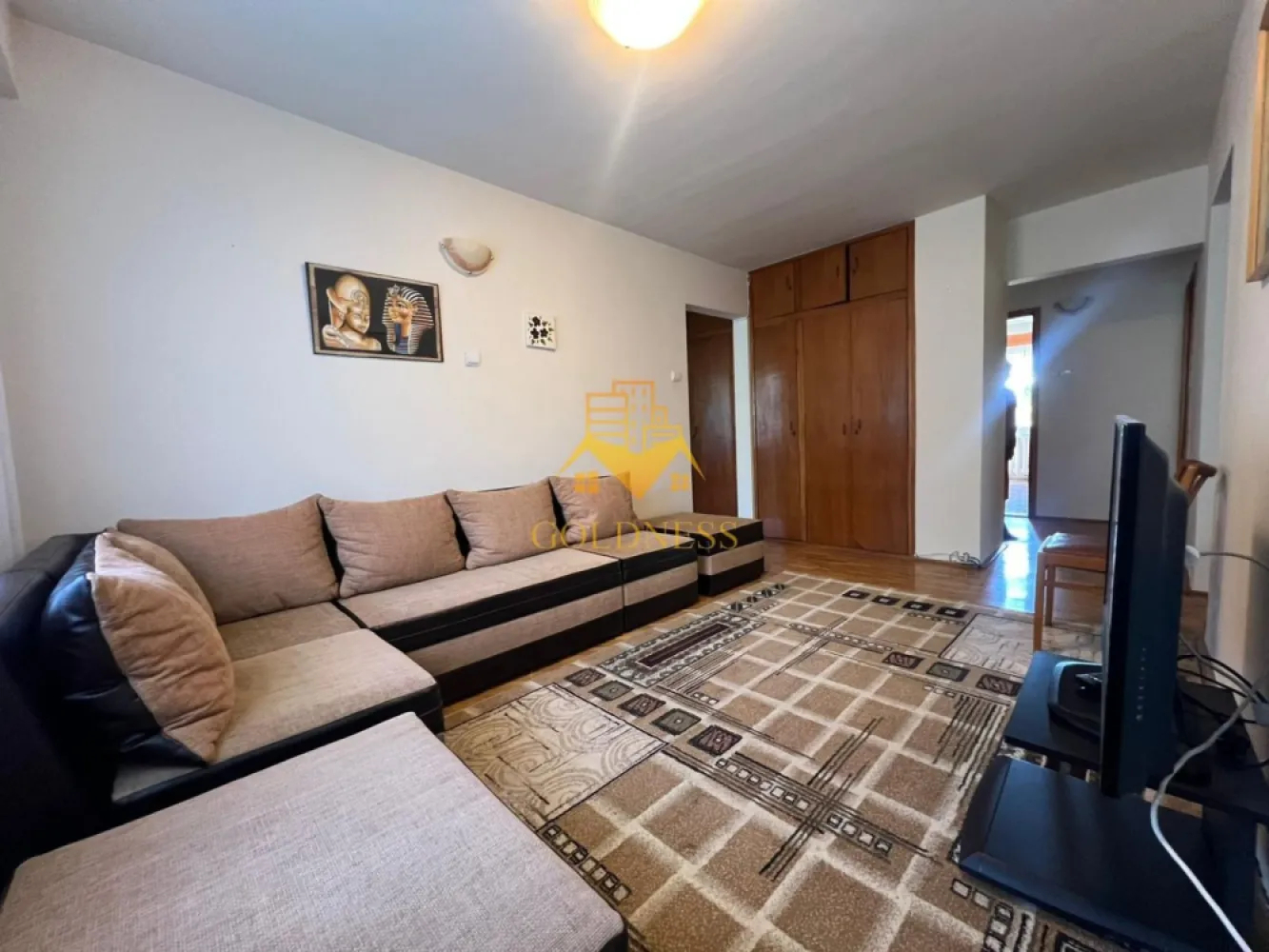 4 camere, mobilat clasic, garaj, boxa, Zorilor Zona UMF,Louis Pasteur - GOLDNESS Imobiliare vă propune spre închiriere un apartament cu 4 camere complet mobilat și utilat, la etajul 3 într-un imobil 4 etaje, în Cartierul Zorilor. 
Se află în apropierea stațiilor de transport în comun, magazine, restaurante, spații verzi, farmacii, etc. 

Apartamentul este compartimentat astfel:
3 dormitoare mobilate clasic
1 living mobilat utilat, TV
2 bai
1 balcon
Se mobileaza la cerere!
Imobilul este dotat cu toate cele necesare- centrală proprie, frigider, aragaz, hotă, mașină de spălat haine, etc. 

Dacă sunteți interesați de acest apartament și doriți să îl vizionați, dar și pentru alte oferte nu ezitați să ne contactați telefonic sau prin e-mail. Vă stăm la dispoziție!
Pentru intermediere se percepe un comision de 50% din prețul chiriei!