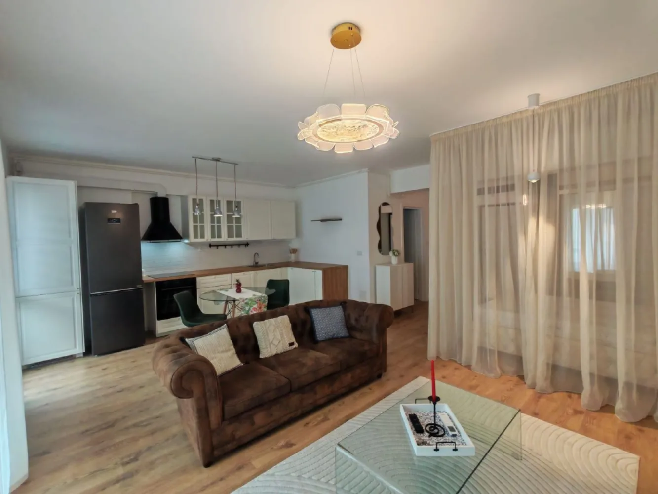 Pipera studio modern 45 mp mobilat și utilat Complex Ivory - K Imobiliare propune spre vânzare/închiriere un studio modern și spațios, situat în ansamblul rezidențial Ivory, ideal pentru locuit sau investiție.
Cu o suprafață utilă de 45 mp și o terasă generoasă, proprietatea oferă un spațiu confortabil și bine compartimentat, fiind pregătită pentru mutare imediată.
Caracteristici principale:
* Suprafață utilă: 45 mp
* Terasă
* Centrală termică proprie
* Complet mobilat și utilat
* Bucătărie echipată
* Finisaje moderne
* Spații de depozitare eficiente
* Ansamblu rezidențial modern și securizat

Studio-ul beneficiază de lumină naturală din abundență și de o compartimentare practică, oferind confort și funcționalitate. Este potrivit atât pentru rezidență proprie, cât și pentru investiție, având un potențial excelent de închiriere.

**Avantajele complexului Ivory:**

* Acces facil către principalele zone de interes
* Infrastructură modernă
* Spații verzi și zone de relaxare
* Comunitate selectă