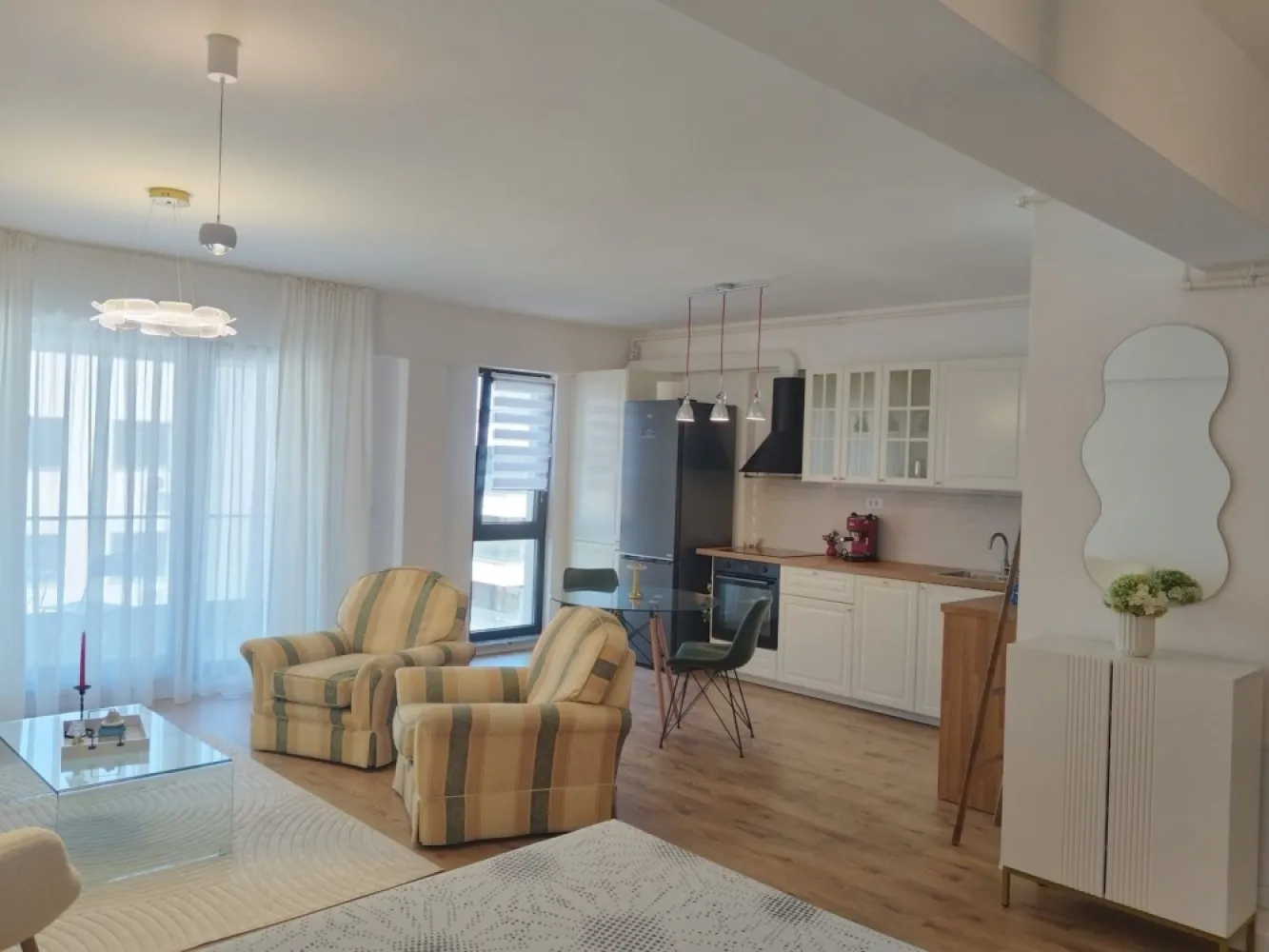 Pipera studio modern 45 mp mobilat și utilat Complex Ivory - K Imobiliare propune spre vânzare/închiriere un studio modern și spațios, situat în ansamblul rezidențial Ivory, ideal pentru locuit sau investiție.
Cu o suprafață utilă de 45 mp și o terasă generoasă, proprietatea oferă un spațiu confortabil și bine compartimentat, fiind pregătită pentru mutare imediată.
Caracteristici principale:
* Suprafață utilă: 45 mp
* Terasă
* Centrală termică proprie
* Complet mobilat și utilat
* Bucătărie echipată
* Finisaje moderne
* Spații de depozitare eficiente
* Ansamblu rezidențial modern și securizat

Studio-ul beneficiază de lumină naturală din abundență și de o compartimentare practică, oferind confort și funcționalitate. Este potrivit atât pentru rezidență proprie, cât și pentru investiție, având un potențial excelent de închiriere.

**Avantajele complexului Ivory:**

* Acces facil către principalele zone de interes
* Infrastructură modernă
* Spații verzi și zone de relaxare
* Comunitate selectă
