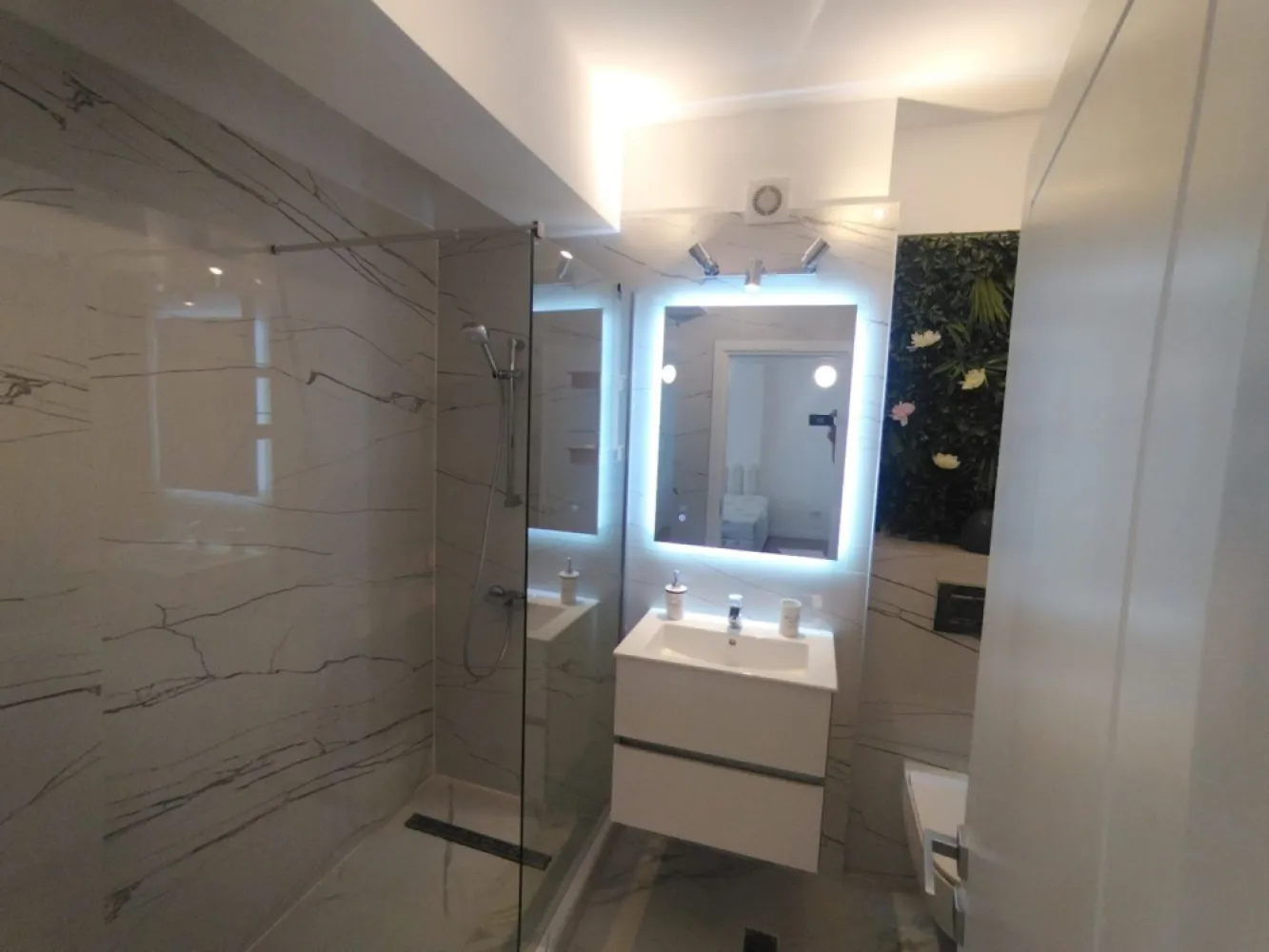 Pipera studio modern 45 mp mobilat și utilat Complex Ivory - K Imobiliare propune spre vânzare/închiriere un studio modern și spațios, situat în ansamblul rezidențial Ivory, ideal pentru locuit sau investiție.
Cu o suprafață utilă de 45 mp și o terasă generoasă, proprietatea oferă un spațiu confortabil și bine compartimentat, fiind pregătită pentru mutare imediată.
Caracteristici principale:
* Suprafață utilă: 45 mp
* Terasă
* Centrală termică proprie
* Complet mobilat și utilat
* Bucătărie echipată
* Finisaje moderne
* Spații de depozitare eficiente
* Ansamblu rezidențial modern și securizat

Studio-ul beneficiază de lumină naturală din abundență și de o compartimentare practică, oferind confort și funcționalitate. Este potrivit atât pentru rezidență proprie, cât și pentru investiție, având un potențial excelent de închiriere.

**Avantajele complexului Ivory:**

* Acces facil către principalele zone de interes
* Infrastructură modernă
* Spații verzi și zone de relaxare
* Comunitate selectă