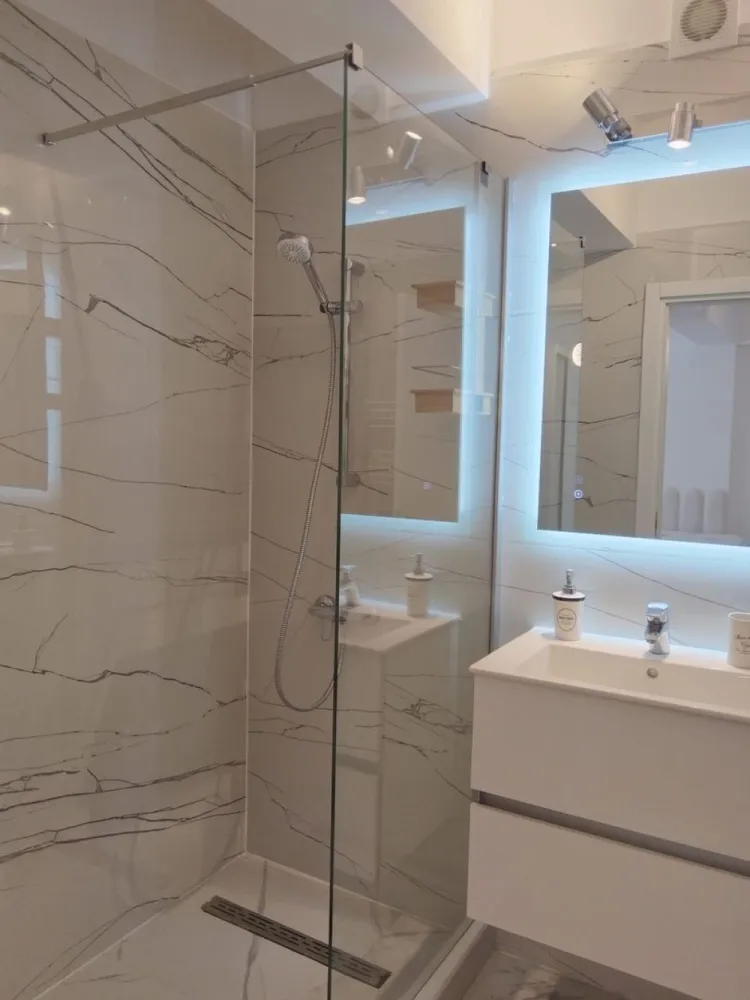 Pipera studio modern 45 mp mobilat și utilat Complex Ivory - K Imobiliare propune spre vânzare/închiriere un studio modern și spațios, situat în ansamblul rezidențial Ivory, ideal pentru locuit sau investiție.
Cu o suprafață utilă de 45 mp și o terasă generoasă, proprietatea oferă un spațiu confortabil și bine compartimentat, fiind pregătită pentru mutare imediată.
Caracteristici principale:
* Suprafață utilă: 45 mp
* Terasă
* Centrală termică proprie
* Complet mobilat și utilat
* Bucătărie echipată
* Finisaje moderne
* Spații de depozitare eficiente
* Ansamblu rezidențial modern și securizat

Studio-ul beneficiază de lumină naturală din abundență și de o compartimentare practică, oferind confort și funcționalitate. Este potrivit atât pentru rezidență proprie, cât și pentru investiție, având un potențial excelent de închiriere.

**Avantajele complexului Ivory:**

* Acces facil către principalele zone de interes
* Infrastructură modernă
* Spații verzi și zone de relaxare
* Comunitate selectă