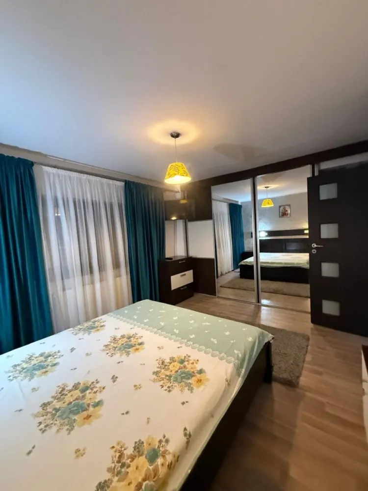Rahova Str Doina apartament 2 camere mobilate si centrala termica - K Imobiliare propune spre închiriere apartament cu 2 camere decomandat, situat pe Strada Doina, în cartierul Rahova, într-o zonă liniștită, cu acces facil către mijloace de transport, magazine, școli și alte puncte de interes.

Apartamentul este spațios, modern și foarte bine întreținut, fiind complet mobilat și utilat, gata pentru mutare imediată. Locuința beneficiază de centrală termică proprie, oferind confort și costuri reduse la întreținere pe tot parcursul anului.

Dotări și beneficii:
✔ 2 camere decomandate
✔ Living generos și luminos
✔ Bucătărie complet mobilată și utilată, cu zonă de dining
✔ Dormitor confortabil
✔ Baie modernă cu cadă tip jacuzzi
✔ Centrală termică proprie
✔ Mobilier modern și funcțional
✔ Electrocasnice incluse
✔ Finisaje de calitate
✔ Disponibil imediat