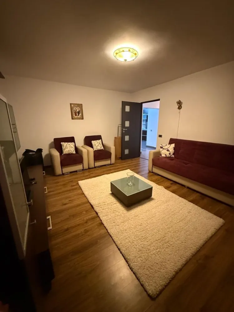 Rahova Str Doina apartament 2 camere mobilate si centrala termica - K Imobiliare propune spre închiriere apartament cu 2 camere decomandat, situat pe Strada Doina, în cartierul Rahova, într-o zonă liniștită, cu acces facil către mijloace de transport, magazine, școli și alte puncte de interes.

Apartamentul este spațios, modern și foarte bine întreținut, fiind complet mobilat și utilat, gata pentru mutare imediată. Locuința beneficiază de centrală termică proprie, oferind confort și costuri reduse la întreținere pe tot parcursul anului.

Dotări și beneficii:
✔ 2 camere decomandate
✔ Living generos și luminos
✔ Bucătărie complet mobilată și utilată, cu zonă de dining
✔ Dormitor confortabil
✔ Baie modernă cu cadă tip jacuzzi
✔ Centrală termică proprie
✔ Mobilier modern și funcțional
✔ Electrocasnice incluse
✔ Finisaje de calitate
✔ Disponibil imediat