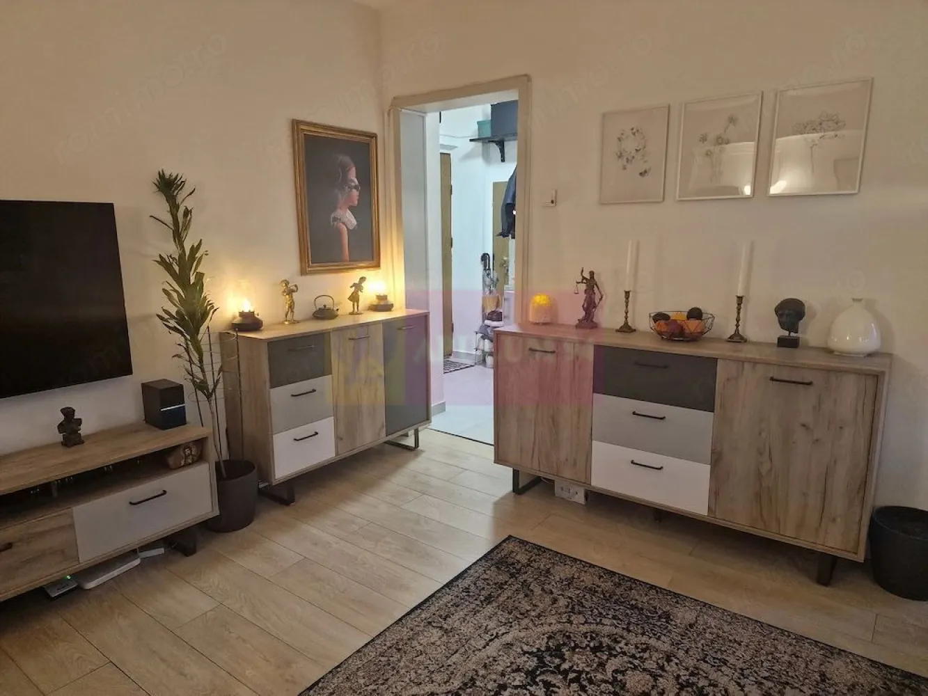 3 Camere Mihalache - Popişteanu I Etaj 5 10 | Bloc Reabilitat - Agentia Imobiliara Apulum 94, va propune
Apartament cu 3 camere, situat pe Bd. Ion Mihalache, zona Popişteanu, într-un bloc de 10 etaje construit din cărămidă cu structura beton armat (1963), anvelopat termic. Suprafață: 59,74 mp (totală), etaj 5 10, două lifturi.
Se vinde semi mobilat(mai puțin un dormitor) și utilat (frigider, cuptor electric, plita pe gaz, mașină de spălat.
 Instalații sanitare schimbate, tablou electric nou, geamuri termopan, uşă metalică. 
Baie şi bucătărie renovate acum 4 ani. Parchetul din sufragerie necesită recondiţionare. 
Loc de parcare ADP și boxă mare la subsol (în folosință). 
Blocul este incadrat in urgenta 2
Acordam sprijin si consiliere clientilor care doresc achizitia prin credit imobiliar.
5 minute de Metrou 1 Mai, aproape de Piața Domenii și Parcul Agronomiei.