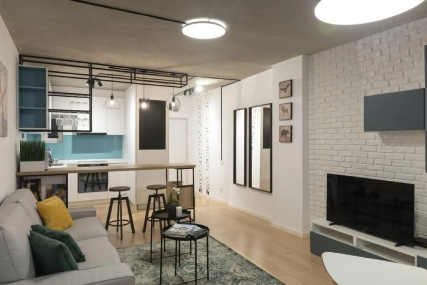 Apartament 3 camere, Sala Palatului, Blocul turn, etaj1 - Inchiriere apartament 3 camere ultracentral
Living deschis cu bucatarie inclusa, a treia cu acces din dormitorul principal. Ideal birou, dressing, camera copil
Pozitie: in blocul turn, Sala Palatului
Design contemporan, complet mobilat si dotat (masina spalat rufe, masina spalat vase, frigider, aragaz, cuptor, microunde, cafetiera etc)
Disponibil imediat . Se inchiriaza complet mobilat si utilat.
Va stam la dispozitie pentru informatii suplimentare sau pentru programarea unei vizionari.
Comisionul agentiei este de 50% din prima prima luna, iar perioada minima a inchirierii este de 12 luni.

Cu deosebita consideratie, 
Arbore Real Estate