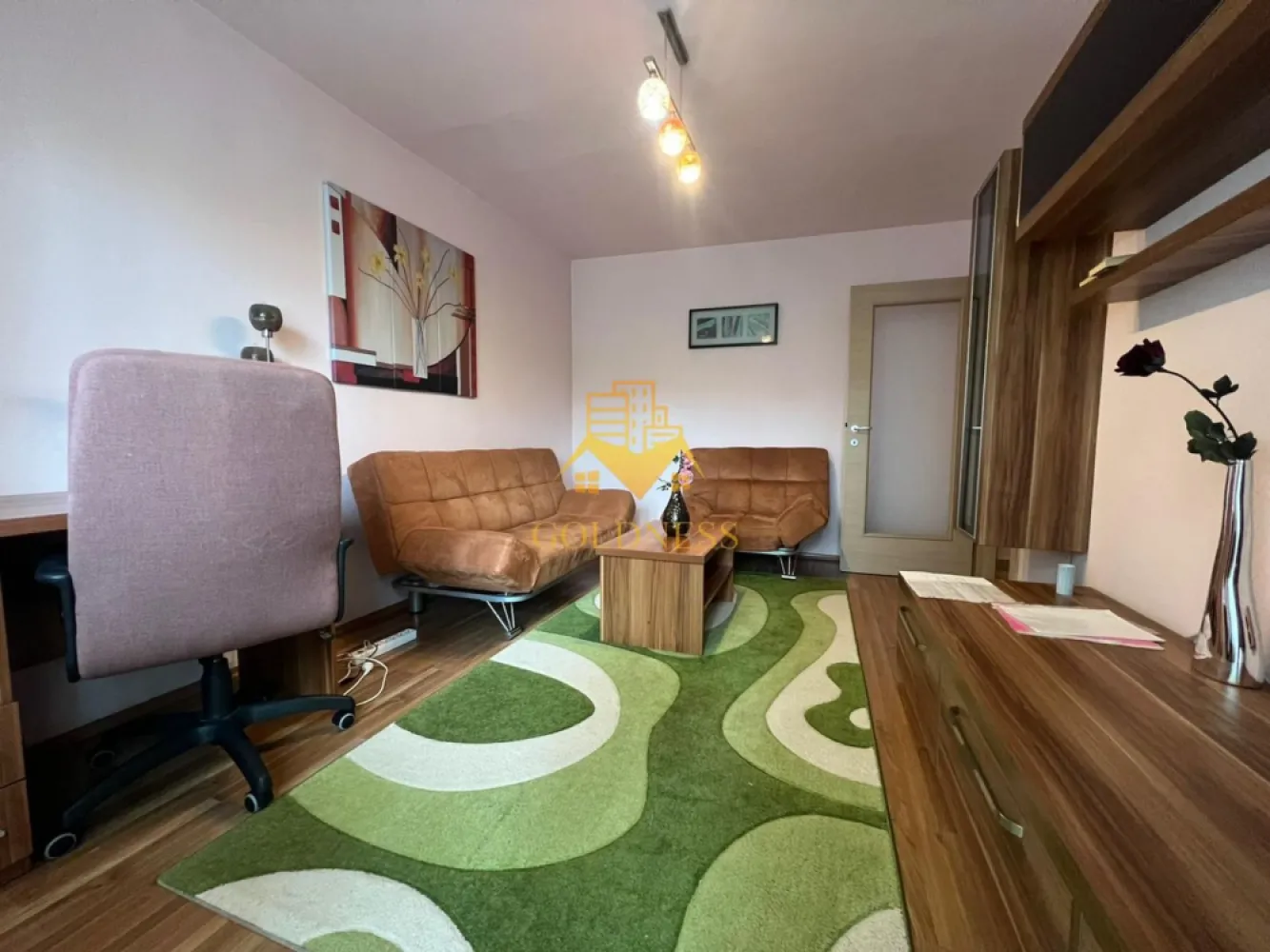 2 camere decomandate, Primaverii, Calea Manastur, Calvaria, MOL, USAMV - GOLDNESS Imobiliare vă propune spre închiriere un apartament cu 2 camere complet mobilat și utilat, la etajul 1 intr-un imobil de 8 etaje, în Cartierul Manastur.
Posibilitatea de a parca în zonă.
Se află în apropierea stațiilor de transport în comun, magazine, restaurante, spații verzi, farmacii, etc. 

Apartamentul este compartimentat astfel:
 - dormitor cu canapea extensibila, dreSsing
 - dormitor cu pat matrimonial, dressing
 - bucatarie complet utilată și mobilată, loc de servit masa 
 - baie cu cada, calorifer port prosop și dulap pentru depozitare.
 - balcon închis de 4 mp.

Imobilul este dotat cu toate cele necesare- centrală proprie, frigider, aragaz, hotă, mașină de spălat haine, etc. 

Dacă sunteți interesați de acest apartament și doriți să îl vizionați, dar și pentru alte oferte nu ezitați să ne contactați telefonic sau prin e-mail. Vă stăm la dispoziție!
Pentru intermediere se percepe un comision de 50% din prețul chiriei!