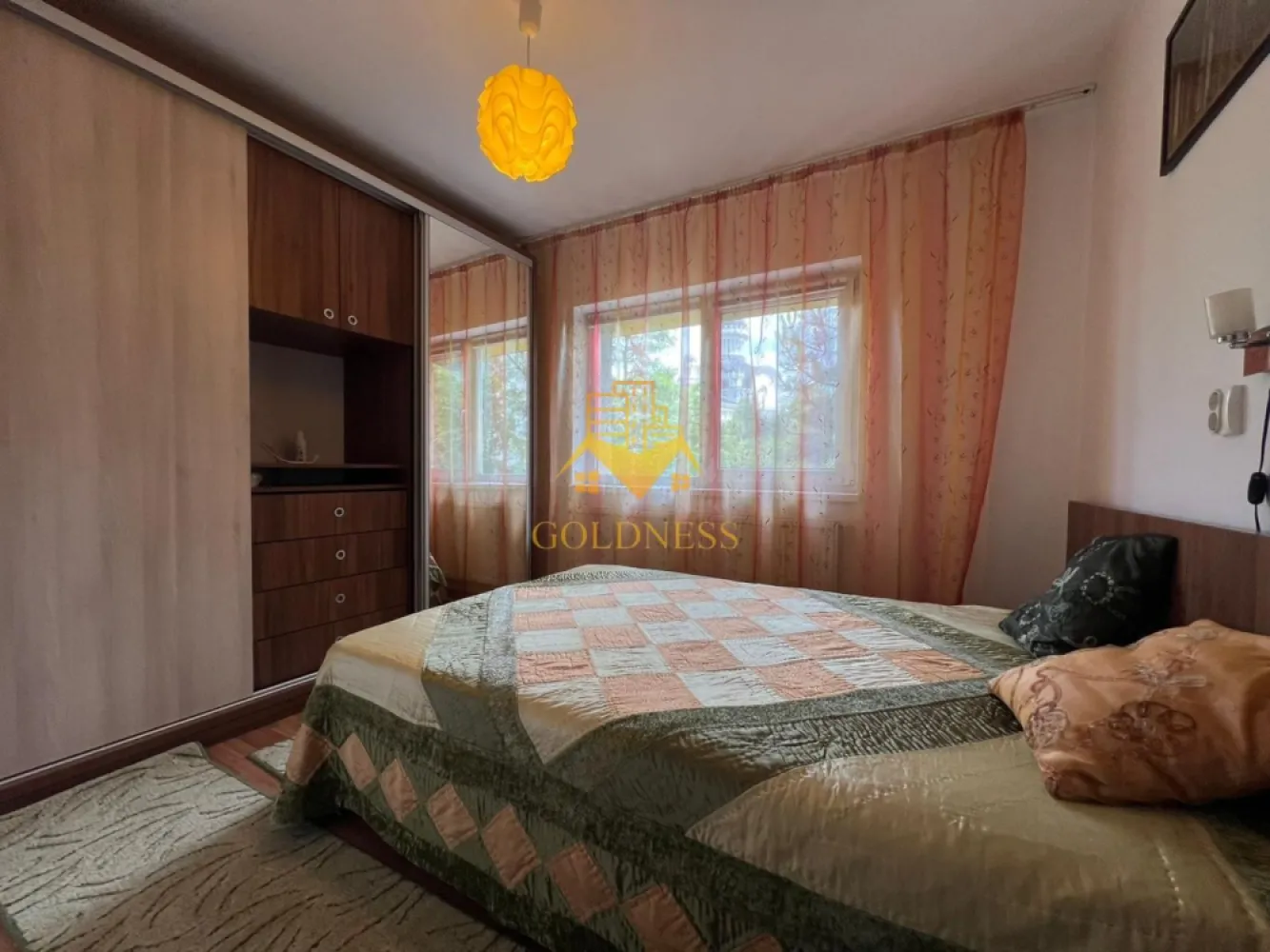 2 camere decomandate, Primaverii, Calea Manastur, Calvaria, MOL, USAMV - GOLDNESS Imobiliare vă propune spre închiriere un apartament cu 2 camere complet mobilat și utilat, la etajul 1 intr-un imobil de 8 etaje, în Cartierul Manastur.
Posibilitatea de a parca în zonă.
Se află în apropierea stațiilor de transport în comun, magazine, restaurante, spații verzi, farmacii, etc. 

Apartamentul este compartimentat astfel:
 - dormitor cu canapea extensibila, dreSsing
 - dormitor cu pat matrimonial, dressing
 - bucatarie complet utilată și mobilată, loc de servit masa 
 - baie cu cada, calorifer port prosop și dulap pentru depozitare.
 - balcon închis de 4 mp.

Imobilul este dotat cu toate cele necesare- centrală proprie, frigider, aragaz, hotă, mașină de spălat haine, etc. 

Dacă sunteți interesați de acest apartament și doriți să îl vizionați, dar și pentru alte oferte nu ezitați să ne contactați telefonic sau prin e-mail. Vă stăm la dispoziție!
Pentru intermediere se percepe un comision de 50% din prețul chiriei!