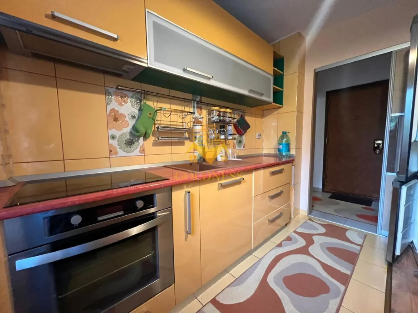 2 camere decomandate, Primaverii, Calea Manastur, Calvaria, MOL, USAMV - GOLDNESS Imobiliare vă propune spre închiriere un apartament cu 2 camere complet mobilat și utilat, la etajul 1 intr-un imobil de 8 etaje, în Cartierul Manastur.
Posibilitatea de a parca în zonă.
Se află în apropierea stațiilor de transport în comun, magazine, restaurante, spații verzi, farmacii, etc. 

Apartamentul este compartimentat astfel:
 - dormitor cu canapea extensibila, dreSsing
 - dormitor cu pat matrimonial, dressing
 - bucatarie complet utilată și mobilată, loc de servit masa 
 - baie cu cada, calorifer port prosop și dulap pentru depozitare.
 - balcon închis de 4 mp.

Imobilul este dotat cu toate cele necesare- centrală proprie, frigider, aragaz, hotă, mașină de spălat haine, etc. 

Dacă sunteți interesați de acest apartament și doriți să îl vizionați, dar și pentru alte oferte nu ezitați să ne contactați telefonic sau prin e-mail. Vă stăm la dispoziție!
Pentru intermediere se percepe un comision de 50% din prețul chiriei!