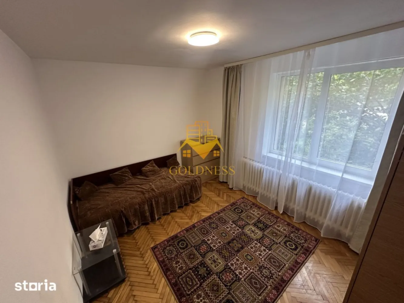 2 camere decomandate, Gheorgheni, FSEGA, Iulius Mall, Unirii - GOLDNESS Imobiliare vă propune spre închiriere un apartament cu 2 camere complet mobilat și utilat, la Parter într-un imobil de 4 etaje, în Cartierul Gheorgheni
Se află în apropierea stațiilor de transport în comun, magazine, restaurante, spații verzi, farmacii, etc. 

Apartamentul este compartimentat astfel:
 - dormitor cu canapea extensibilă, dressing, noptiere
 - dormitor cu canapea extensibilă, dressing
 - bucătărie complet utilată și mobilată, loc de servit masa 
 - baie cu dus walkin, calorifer port prosop și dulap pentru depozitare.

Imobilul este dotat cu toate cele necesare- termoficare cu contor, frigider, aragaz, hotă, mașină de spălat haine, etc. 

Dacă sunteți interesați de acest apartament și doriți să îl vizionați, dar și pentru alte oferte nu ezitați să ne contactați telefonic sau prin e-mail. Vă stăm la dispoziție!
Pentru intermediere se percepe un comision de 50% din prețul chiriei!