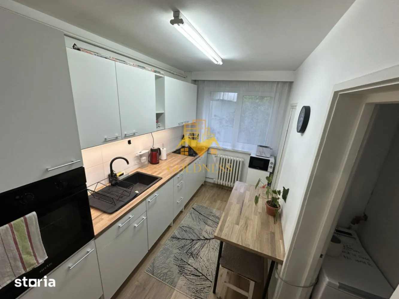 2 camere decomandate, Gheorgheni, FSEGA, Iulius Mall, Unirii - GOLDNESS Imobiliare vă propune spre închiriere un apartament cu 2 camere complet mobilat și utilat, la Parter într-un imobil de 4 etaje, în Cartierul Gheorgheni
Se află în apropierea stațiilor de transport în comun, magazine, restaurante, spații verzi, farmacii, etc. 

Apartamentul este compartimentat astfel:
 - dormitor cu canapea extensibilă, dressing, noptiere
 - dormitor cu canapea extensibilă, dressing
 - bucătărie complet utilată și mobilată, loc de servit masa 
 - baie cu dus walkin, calorifer port prosop și dulap pentru depozitare.

Imobilul este dotat cu toate cele necesare- termoficare cu contor, frigider, aragaz, hotă, mașină de spălat haine, etc. 

Dacă sunteți interesați de acest apartament și doriți să îl vizionați, dar și pentru alte oferte nu ezitați să ne contactați telefonic sau prin e-mail. Vă stăm la dispoziție!
Pentru intermediere se percepe un comision de 50% din prețul chiriei!