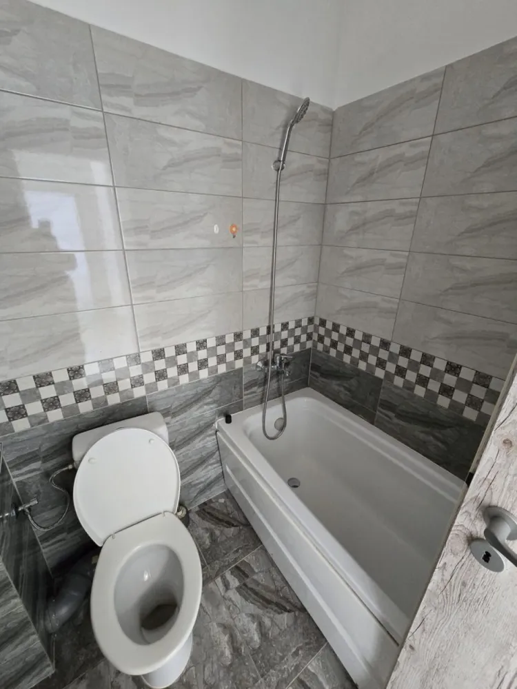 Apartament 2 camere de vânzare – Berceni, zona Aurel Persu - Va propun spre vanzare un apartament cu urmatoarele caracteristici:

Suprafață utilă: 50 mp
Compartimentare: Decomandat
Etaj: 3 / 4

Apartamentul este situat în cartierul Berceni, în apropierea complexului Grand Arena, pe strada Poștalionului. Locuința se află la etajul 3 al unui imobil cu 4 niveluri, finalizat în anul 2019 și ocupat integral.

Apartamentul beneficiază de compartimentare decomandată și este dotat cu gresie, faianță, parchet, ușă metalică și centrală termică proprie. Se vinde liber și este disponibil pentru mutare imediată.

Blocul este anvelopat, bine întreținut, dispune de lift și oferă un mediu curat și liniștit.

Se acceptă achiziția prin credit bancar. Pentru mai multe detalii și programarea unei vizionări, vă stau la dispoziție.

ALEXXIMOB ESTATE

COMISION: 800 EURO

TEL. 0751454742