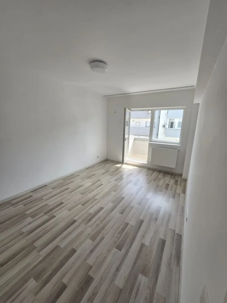 Apartament 2 camere de vânzare – Berceni, zona Aurel Persu - Va propun spre vanzare un apartament cu urmatoarele caracteristici:

Suprafață utilă: 50 mp
Compartimentare: Decomandat
Etaj: 3 / 4

Apartamentul este situat în cartierul Berceni, în apropierea complexului Grand Arena, pe strada Poștalionului. Locuința se află la etajul 3 al unui imobil cu 4 niveluri, finalizat în anul 2019 și ocupat integral.

Apartamentul beneficiază de compartimentare decomandată și este dotat cu gresie, faianță, parchet, ușă metalică și centrală termică proprie. Se vinde liber și este disponibil pentru mutare imediată.

Blocul este anvelopat, bine întreținut, dispune de lift și oferă un mediu curat și liniștit.

Se acceptă achiziția prin credit bancar. Pentru mai multe detalii și programarea unei vizionări, vă stau la dispoziție.

ALEXXIMOB ESTATE

COMISION: 800 EURO

TEL. 0751454742