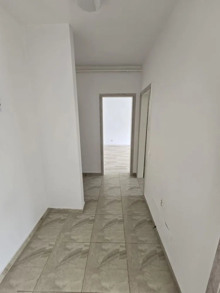 Apartament 2 camere de vânzare – Berceni, zona Aurel Persu - Va propun spre vanzare un apartament cu urmatoarele caracteristici:

Suprafață utilă: 50 mp
Compartimentare: Decomandat
Etaj: 3 / 4

Apartamentul este situat în cartierul Berceni, în apropierea complexului Grand Arena, pe strada Poștalionului. Locuința se află la etajul 3 al unui imobil cu 4 niveluri, finalizat în anul 2019 și ocupat integral.

Apartamentul beneficiază de compartimentare decomandată și este dotat cu gresie, faianță, parchet, ușă metalică și centrală termică proprie. Se vinde liber și este disponibil pentru mutare imediată.

Blocul este anvelopat, bine întreținut, dispune de lift și oferă un mediu curat și liniștit.

Se acceptă achiziția prin credit bancar. Pentru mai multe detalii și programarea unei vizionări, vă stau la dispoziție.

ALEXXIMOB ESTATE

COMISION: 800 EURO

TEL. 0751454742