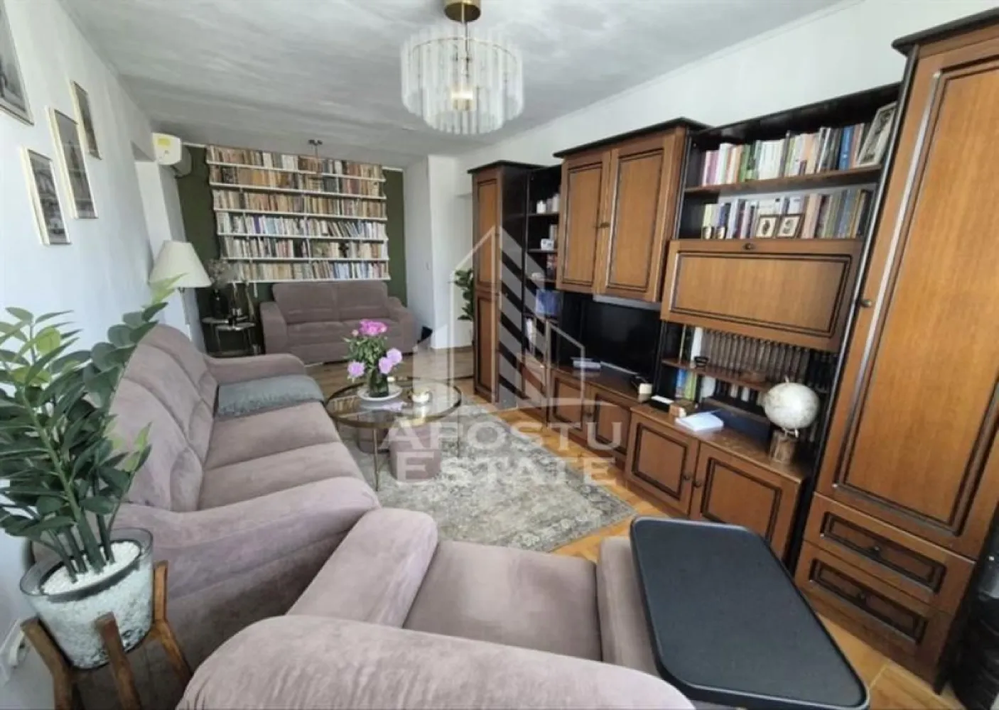 Apartament cu 3 camere de vanzare, decomandat, zona Sagului, Timisoara - Agentia imobiliara APOSTU ESTATE va ofera spre vanzare un apartament 2 camere, mobilat si utilat, situat in judetul Timis, Timisoara, zona Sagului.
Apartamentul are o suprafata de 50 mp si este situat la etajul 7 din 10 intr-un bloc anvelopat cu lift.
- Hol de acces
- Bucatarie
- 2 Debarale
- Living
- 2 Dormitoare
- Baie
- Balcon inchis 
Confortul termic este asigurat prin intermediul centralei proprii si a aparatului de aer conditionat.
Zona cu numeroase facilitati si puncte de interes precum: acces rapid si usor la mijloacele de transport in comun, mall-ul Shopping City la cateva minute distanta, si alte supermarket-uri in apropiere, farmacii, institutii de invatamant, restaurante, baruri, cafenele si multe altele.
Agentia imobiliara Apostu Estate va ofera consultanta bancara gratuita prin intermediul colaboratorilor nostri pentru alegerea celui mai potrivit tip de credit, astfel incat tu sa devi noul proprietar al acestui apartament.
Va asteptam cu drag la o vizionare!
ID intern: CP3131193.