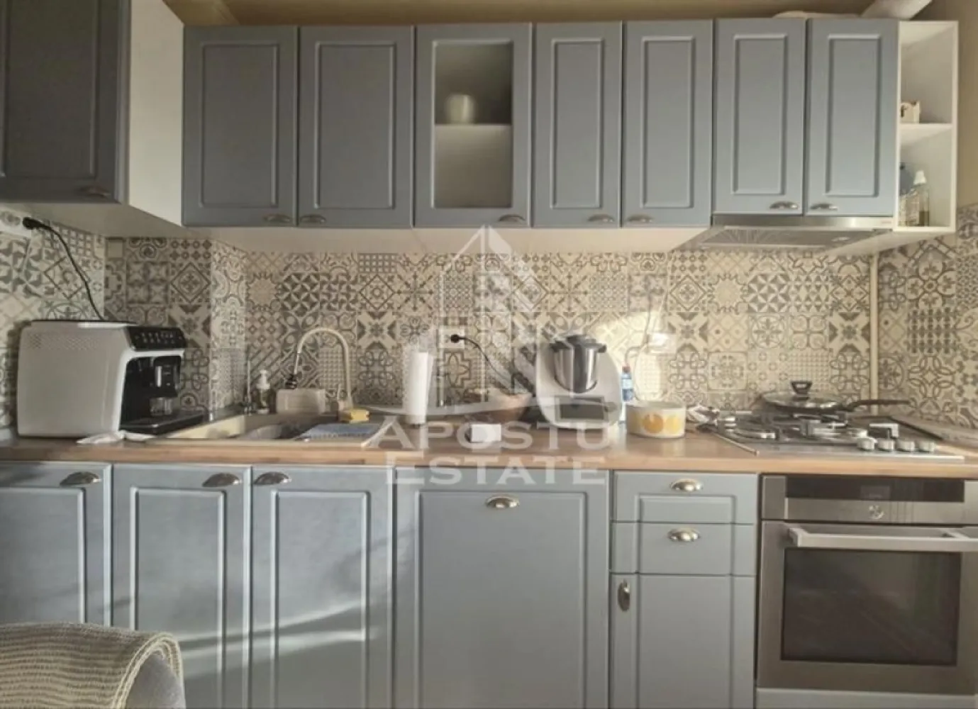 Apartament cu 3 camere de vanzare, decomandat, zona Sagului, Timisoara - Agentia imobiliara APOSTU ESTATE va ofera spre vanzare un apartament 2 camere, mobilat si utilat, situat in judetul Timis, Timisoara, zona Sagului.
Apartamentul are o suprafata de 50 mp si este situat la etajul 7 din 10 intr-un bloc anvelopat cu lift.
- Hol de acces
- Bucatarie
- 2 Debarale
- Living
- 2 Dormitoare
- Baie
- Balcon inchis 
Confortul termic este asigurat prin intermediul centralei proprii si a aparatului de aer conditionat.
Zona cu numeroase facilitati si puncte de interes precum: acces rapid si usor la mijloacele de transport in comun, mall-ul Shopping City la cateva minute distanta, si alte supermarket-uri in apropiere, farmacii, institutii de invatamant, restaurante, baruri, cafenele si multe altele.
Agentia imobiliara Apostu Estate va ofera consultanta bancara gratuita prin intermediul colaboratorilor nostri pentru alegerea celui mai potrivit tip de credit, astfel incat tu sa devi noul proprietar al acestui apartament.
Va asteptam cu drag la o vizionare!
ID intern: CP3131193.