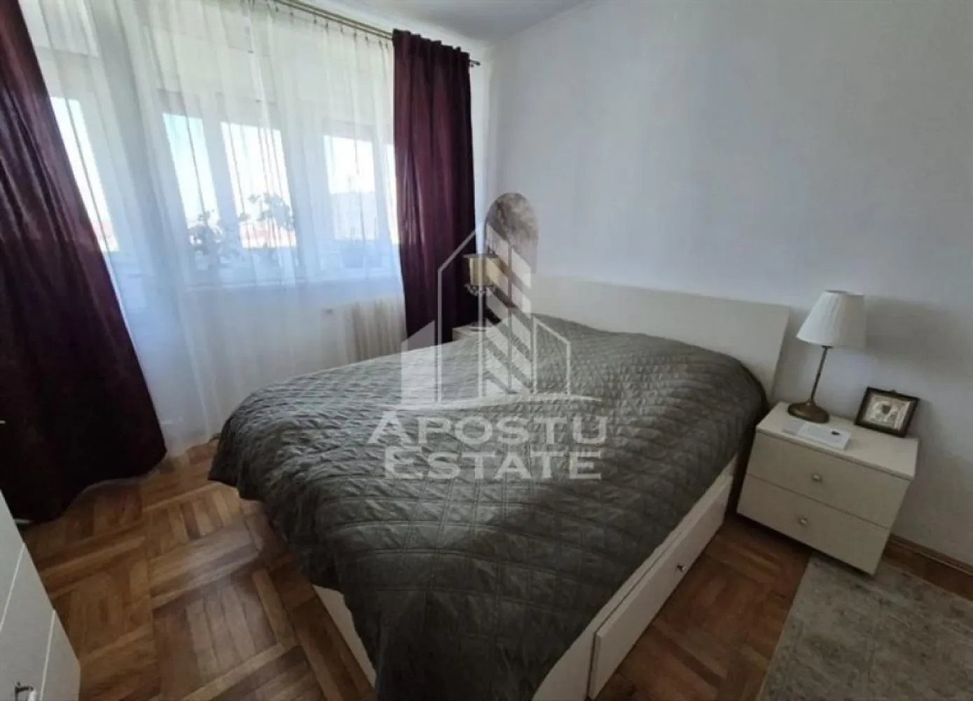 Apartament cu 3 camere de vanzare, decomandat, zona Sagului, Timisoara - Agentia imobiliara APOSTU ESTATE va ofera spre vanzare un apartament 2 camere, mobilat si utilat, situat in judetul Timis, Timisoara, zona Sagului.
Apartamentul are o suprafata de 50 mp si este situat la etajul 7 din 10 intr-un bloc anvelopat cu lift.
- Hol de acces
- Bucatarie
- 2 Debarale
- Living
- 2 Dormitoare
- Baie
- Balcon inchis 
Confortul termic este asigurat prin intermediul centralei proprii si a aparatului de aer conditionat.
Zona cu numeroase facilitati si puncte de interes precum: acces rapid si usor la mijloacele de transport in comun, mall-ul Shopping City la cateva minute distanta, si alte supermarket-uri in apropiere, farmacii, institutii de invatamant, restaurante, baruri, cafenele si multe altele.
Agentia imobiliara Apostu Estate va ofera consultanta bancara gratuita prin intermediul colaboratorilor nostri pentru alegerea celui mai potrivit tip de credit, astfel incat tu sa devi noul proprietar al acestui apartament.
Va asteptam cu drag la o vizionare!
ID intern: CP3131193.