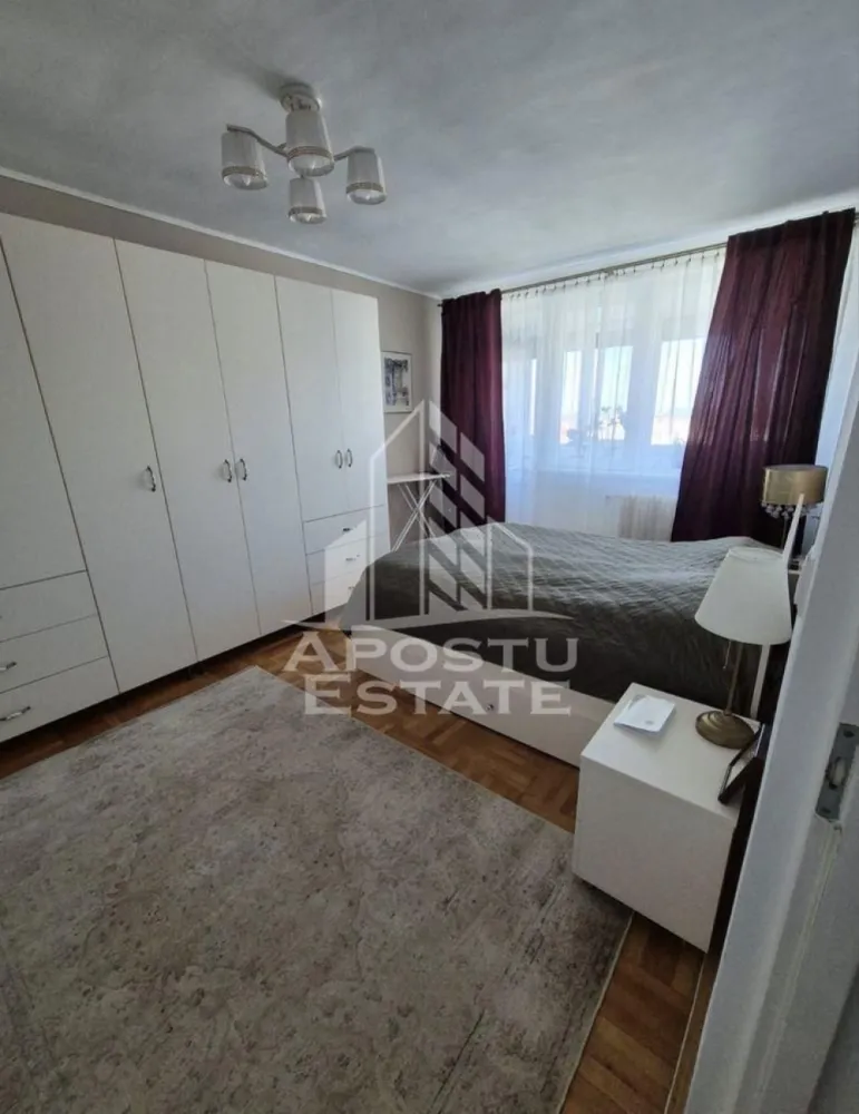Apartament cu 3 camere de vanzare, decomandat, zona Sagului, Timisoara - Agentia imobiliara APOSTU ESTATE va ofera spre vanzare un apartament 2 camere, mobilat si utilat, situat in judetul Timis, Timisoara, zona Sagului.
Apartamentul are o suprafata de 50 mp si este situat la etajul 7 din 10 intr-un bloc anvelopat cu lift.
- Hol de acces
- Bucatarie
- 2 Debarale
- Living
- 2 Dormitoare
- Baie
- Balcon inchis 
Confortul termic este asigurat prin intermediul centralei proprii si a aparatului de aer conditionat.
Zona cu numeroase facilitati si puncte de interes precum: acces rapid si usor la mijloacele de transport in comun, mall-ul Shopping City la cateva minute distanta, si alte supermarket-uri in apropiere, farmacii, institutii de invatamant, restaurante, baruri, cafenele si multe altele.
Agentia imobiliara Apostu Estate va ofera consultanta bancara gratuita prin intermediul colaboratorilor nostri pentru alegerea celui mai potrivit tip de credit, astfel incat tu sa devi noul proprietar al acestui apartament.
Va asteptam cu drag la o vizionare!
ID intern: CP3131193.