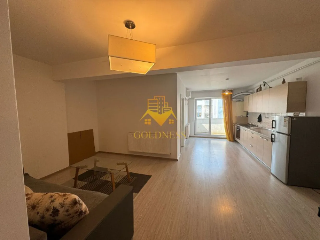 2 camere, modern, bloc nou, Baciu, Galaxiei zona Old GYM, Pet Friendly - GOLDNESS Imobiliare vă propune spre închiriere un apartament cu 2 camere complet mobilat și utilat, la etajul 7 într-un imobil de 7 etaje, în Baciu. Apartamentul este compartimentat astfel:
 - dormitor cu pat matrimonial, spatiu pentru depozitare
 - living cu bucatarie open-space complet utilată, canapea extensibilă, loc de servit masa 
 - baie cu cada, calorifer port prosop inox și dulap pentru depozitare.

Imobilul este dotat cu toate cele necesare- centrală proprie, mașină de spălat haine, frigider, plită electrică, hotă, etc. 
Se află în apropierea stațiilor de transport în comun, magazine, restaurante, spații verzi, farmacii, etc. 
Posibilitate de parcare in zona !

Dacă sunteți interesați de acest apartament și doriți să îl vizionați, dar și pentru alte oferte sau detalii nu ezitați să ne contactați telefonic sau prin e-mail - goldnessimobiliare@gmail.com. Vă stăm la dispoziție!
Pentru intermediere se percepe un comision de 75% din prețul chiriei!
