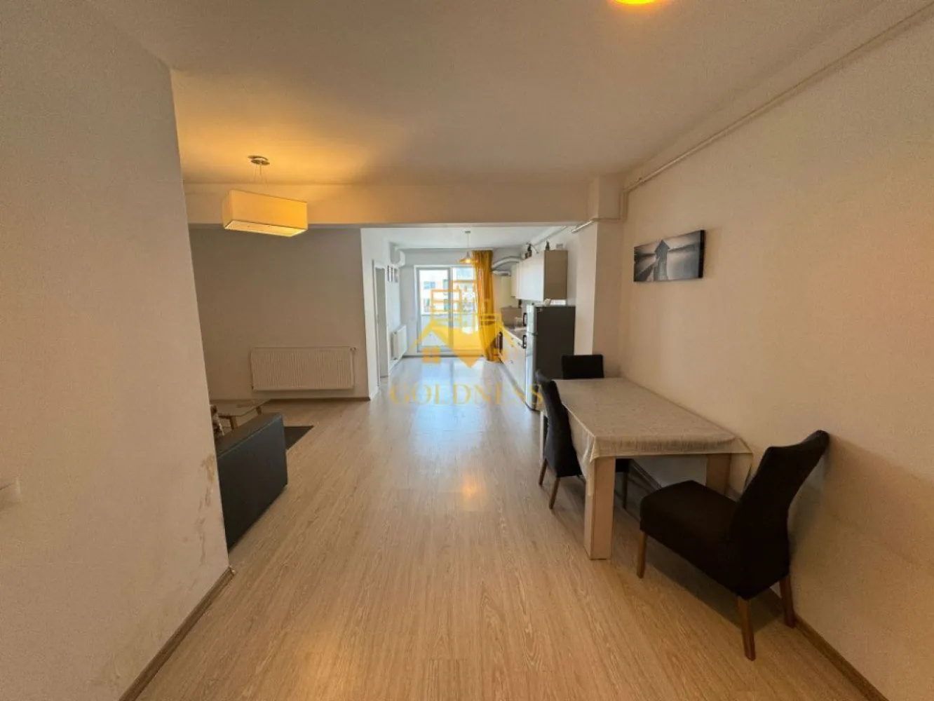 2 camere, modern, bloc nou, Baciu, Galaxiei zona Old GYM, Pet Friendly - GOLDNESS Imobiliare vă propune spre închiriere un apartament cu 2 camere complet mobilat și utilat, la etajul 7 într-un imobil de 7 etaje, în Baciu. Apartamentul este compartimentat astfel:
 - dormitor cu pat matrimonial, spatiu pentru depozitare
 - living cu bucatarie open-space complet utilată, canapea extensibilă, loc de servit masa 
 - baie cu cada, calorifer port prosop inox și dulap pentru depozitare.

Imobilul este dotat cu toate cele necesare- centrală proprie, mașină de spălat haine, frigider, plită electrică, hotă, etc. 
Se află în apropierea stațiilor de transport în comun, magazine, restaurante, spații verzi, farmacii, etc. 
Posibilitate de parcare in zona !

Dacă sunteți interesați de acest apartament și doriți să îl vizionați, dar și pentru alte oferte sau detalii nu ezitați să ne contactați telefonic sau prin e-mail - goldnessimobiliare@gmail.com. Vă stăm la dispoziție!
Pentru intermediere se percepe un comision de 75% din prețul chiriei!