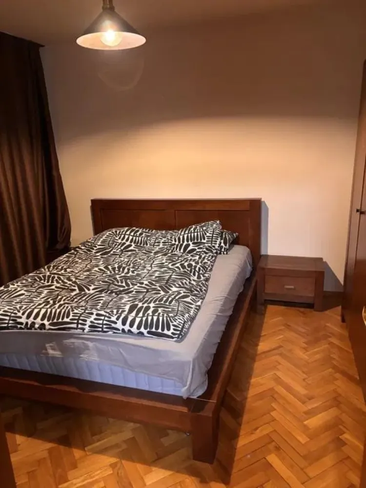 Apartament de Vanzare - 4 Camere - 81 mp - Zona PIATA PROGRESUL - Apartament 4 camere decomandat | Etaj 1 | Boxă 7 mp | Loc de parcare | Zonă verde

Vă propun spre vânzare un apartament spațios cu 4 camere, decomandat, situat la etajul 1 din 4 al unui bloc termoizolat, amplasat într-o zonă liniștită, cu multă verdeață și acces facil către toate punctele de interes.

Locuința are o suprafață utilă de 81 mp, la care se adaugă o boxă generoasă de 7 mp situată la subsol, ideală pentru depozitare.

Interiorul se remarcă prin finisaje de calitate, pardoselile din parchet masiv de stejar din living și dormitoare oferind confort și eleganță. Ușile interioare din lemn de stejar completează atmosfera caldă și asigură durabilitate în timp.

Un avantaj important îl reprezintă locul de parcare, care poate fi transferat noului proprietar.

Apartamentul este alegerea ideală pentru o familie cu copii, având în imediata apropiere creșă, grădiniță și școală. De asemenea, beneficiază de o poziționare excelentă, aproape de piață, stația de metrou și parc, oferind acces rapid la toate facilitățile necesare unui stil de viață confortabil.

Pentru detalii suplimentare și programarea unei vizionări, vă stau la dispoziție. 📞

Alexximob Estate - tel. 0751454742

comision 0%