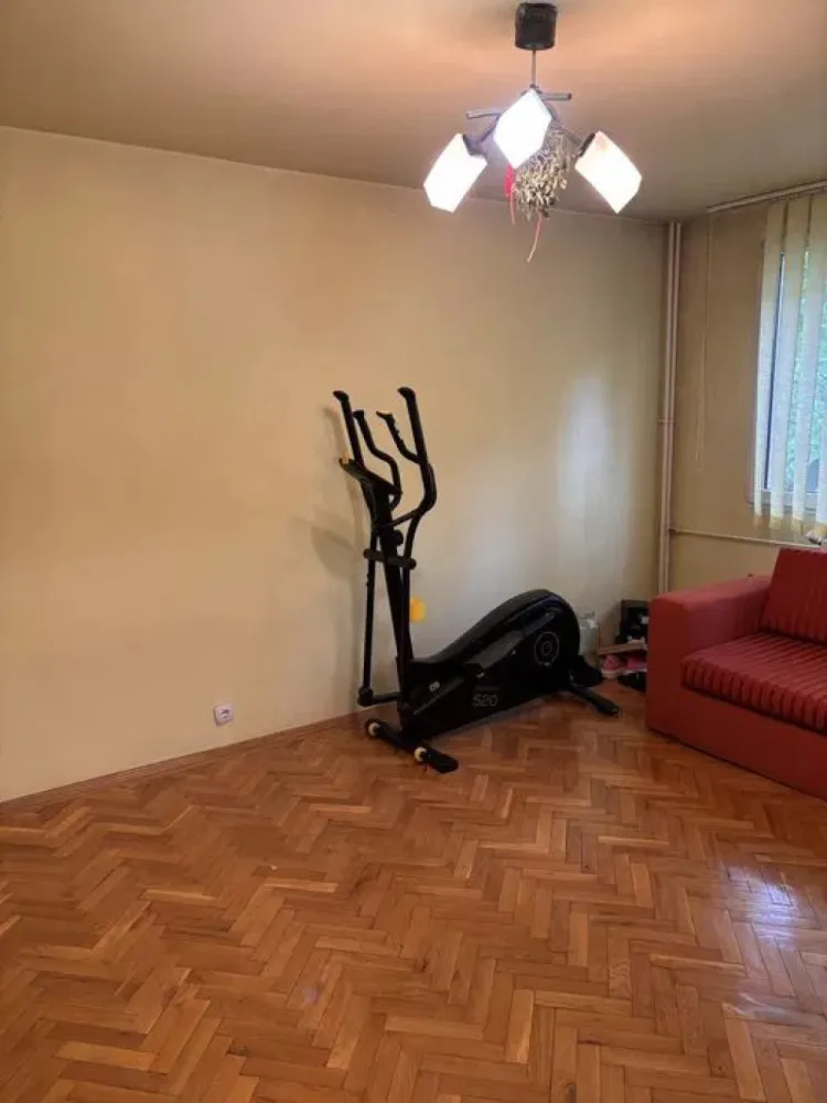 Apartament de Vanzare - 4 Camere - 81 mp - Zona PIATA PROGRESUL - Apartament 4 camere decomandat | Etaj 1 | Boxă 7 mp | Loc de parcare | Zonă verde

Vă propun spre vânzare un apartament spațios cu 4 camere, decomandat, situat la etajul 1 din 4 al unui bloc termoizolat, amplasat într-o zonă liniștită, cu multă verdeață și acces facil către toate punctele de interes.

Locuința are o suprafață utilă de 81 mp, la care se adaugă o boxă generoasă de 7 mp situată la subsol, ideală pentru depozitare.

Interiorul se remarcă prin finisaje de calitate, pardoselile din parchet masiv de stejar din living și dormitoare oferind confort și eleganță. Ușile interioare din lemn de stejar completează atmosfera caldă și asigură durabilitate în timp.

Un avantaj important îl reprezintă locul de parcare, care poate fi transferat noului proprietar.

Apartamentul este alegerea ideală pentru o familie cu copii, având în imediata apropiere creșă, grădiniță și școală. De asemenea, beneficiază de o poziționare excelentă, aproape de piață, stația de metrou și parc, oferind acces rapid la toate facilitățile necesare unui stil de viață confortabil.

Pentru detalii suplimentare și programarea unei vizionări, vă stau la dispoziție. 📞

Alexximob Estate - tel. 0751454742

comision 0%