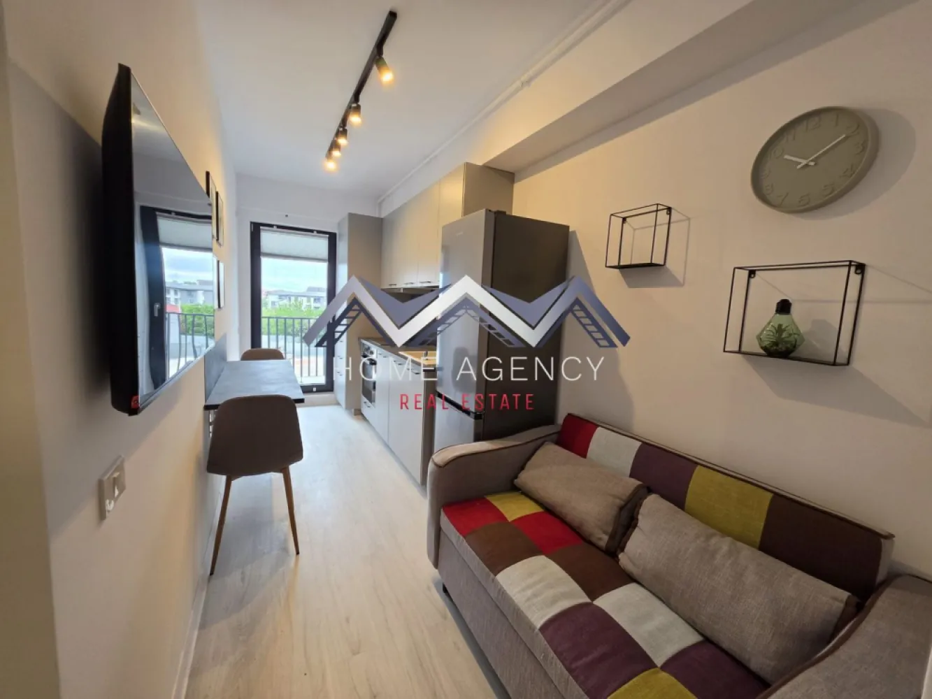 Studio | Otopeni central | prima închiriere - Dacă îți dorești un apartament modern, luminos și aflat la prima închiriere, această proprietate poate fi alegerea ideală pentru tine!

Această garsonieră tip studio este situată într-o zonă liniștită și accesibilă din Otopeni, cu legături rapide către București și principalele puncte de interes din zonă. Poziționată la etajul 2 din 3, locuința oferă un echilibru excelent între confort și funcționalitate.

Zona de zi este organizată sub forma unui open-space cu living și bucătărie, creând un spațiu aerisit și bine luminat natural, cu acces spre balcon. Dormitorul este luminos și confortabil, ideal pentru odihnă, iar baia modernă, dotată cu cabină de duș, completează funcționalitatea locuinței. 

De asemenea, proprietatea beneficiază de loc de parcare dedicat, centrală proprie și încălzire prin pardoseală.

Programează acum o vizionare!