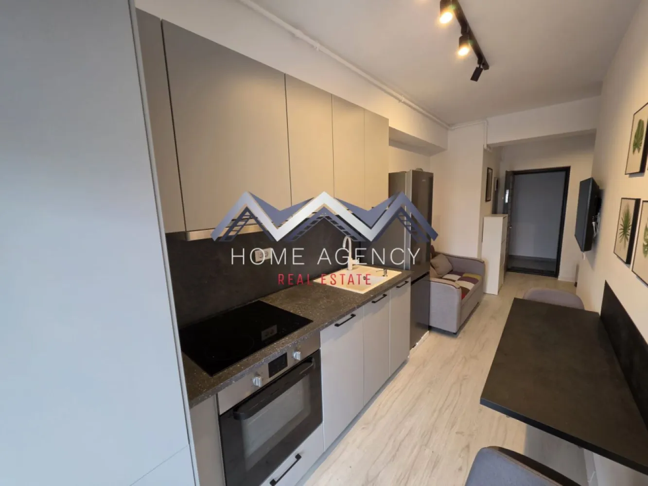 Studio | Otopeni central | prima închiriere - Dacă îți dorești un apartament modern, luminos și aflat la prima închiriere, această proprietate poate fi alegerea ideală pentru tine!

Această garsonieră tip studio este situată într-o zonă liniștită și accesibilă din Otopeni, cu legături rapide către București și principalele puncte de interes din zonă. Poziționată la etajul 2 din 3, locuința oferă un echilibru excelent între confort și funcționalitate.

Zona de zi este organizată sub forma unui open-space cu living și bucătărie, creând un spațiu aerisit și bine luminat natural, cu acces spre balcon. Dormitorul este luminos și confortabil, ideal pentru odihnă, iar baia modernă, dotată cu cabină de duș, completează funcționalitatea locuinței. 

De asemenea, proprietatea beneficiază de loc de parcare dedicat, centrală proprie și încălzire prin pardoseală.

Programează acum o vizionare!