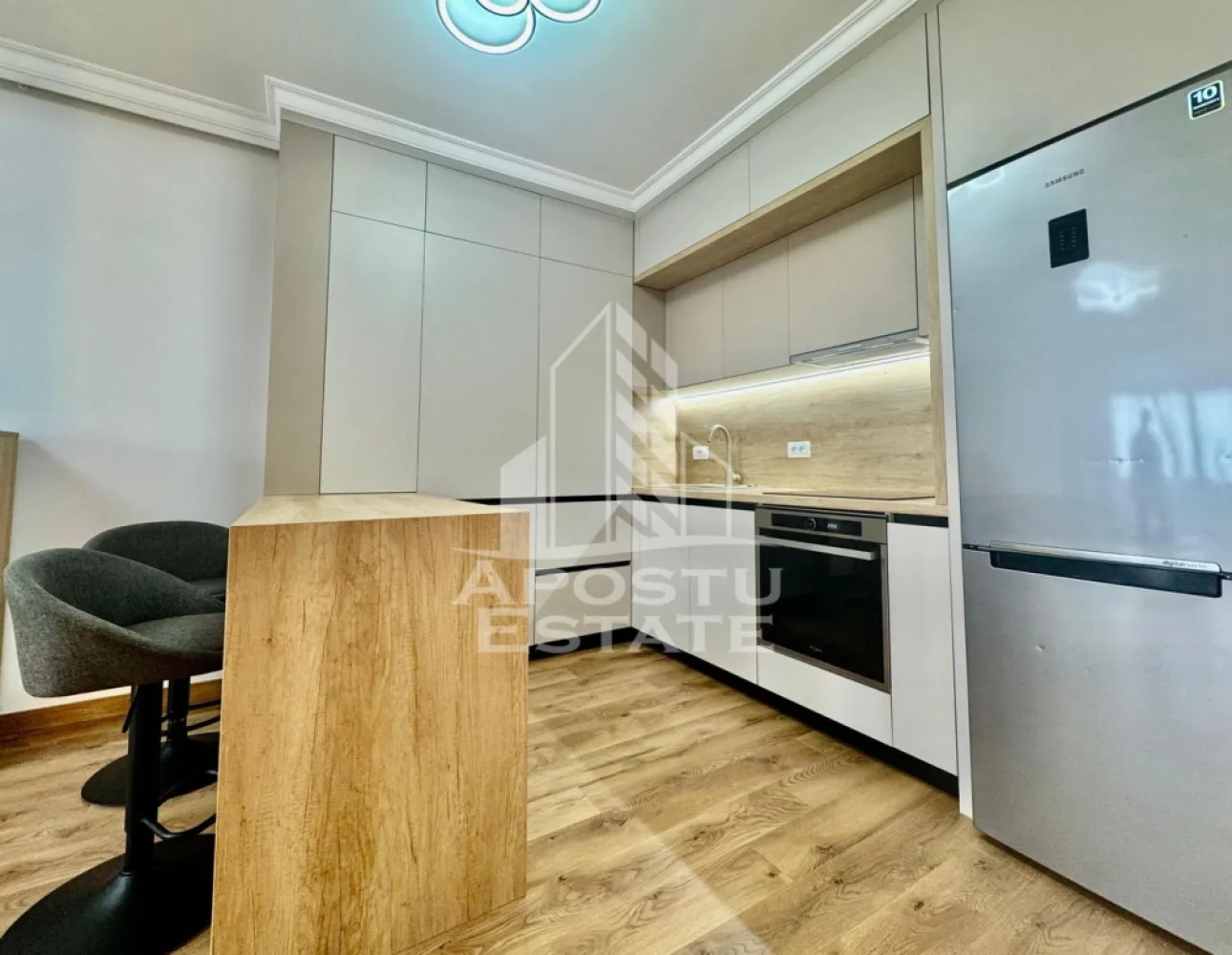 Apartament 2 camere, 42 mp utili, zona Adora Park - Apostu Estate va ofere spre inchiriere un apartament cu 2 camere in complexul rezidential Adora Park.
Apartamentul este compus din living spatios cu bucatarie open space, dormitor, baie moderna si balcon.
Locuinta este amenajata cu gust si ofera un ambient placut si confortabil.
Baia este noua, cu finisaje moderne si dotari de calitate.
Livingul este luminos si bine compartimentat pentru relaxare si socializare.
Bucataria open space este practica si complet integrata in zona de zi.
Dormitorul ofera intimitate si spatiu suficient pentru depozitare.
Balconul este ideal pentru momente de relaxare in aer liber.
Apartamentul se afla intr-o zona linistita, cu acces facil la punctele de interes din oras.
Complexul beneficiaza de facilitati moderne si un mediu placut pentru locuit.
Imobilul este potrivit pentru o persoana, un cuplu.
Disponibil pentru mutare imediata.
Pentru mai multe detalii si programarea unei vizionari, va rog sa ma contactati.
ID CP3137763