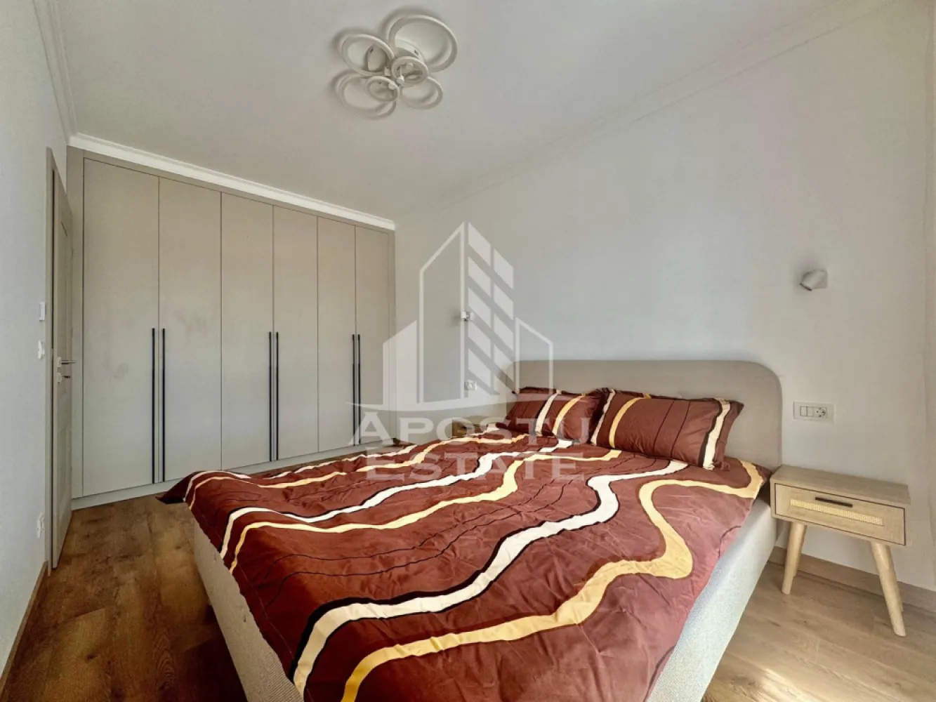 Apartament 2 camere, 42 mp utili, zona Adora Park - Apostu Estate va ofere spre inchiriere un apartament cu 2 camere in complexul rezidential Adora Park.
Apartamentul este compus din living spatios cu bucatarie open space, dormitor, baie moderna si balcon.
Locuinta este amenajata cu gust si ofera un ambient placut si confortabil.
Baia este noua, cu finisaje moderne si dotari de calitate.
Livingul este luminos si bine compartimentat pentru relaxare si socializare.
Bucataria open space este practica si complet integrata in zona de zi.
Dormitorul ofera intimitate si spatiu suficient pentru depozitare.
Balconul este ideal pentru momente de relaxare in aer liber.
Apartamentul se afla intr-o zona linistita, cu acces facil la punctele de interes din oras.
Complexul beneficiaza de facilitati moderne si un mediu placut pentru locuit.
Imobilul este potrivit pentru o persoana, un cuplu.
Disponibil pentru mutare imediata.
Pentru mai multe detalii si programarea unei vizionari, va rog sa ma contactati.
ID CP3137763