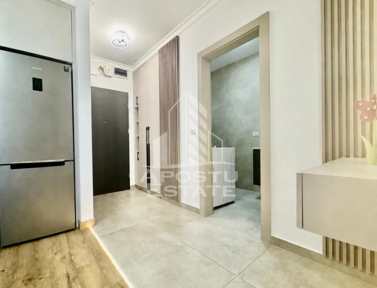 Apartament 2 camere, 42 mp utili, zona Adora Park - Apostu Estate va ofere spre inchiriere un apartament cu 2 camere in complexul rezidential Adora Park.
Apartamentul este compus din living spatios cu bucatarie open space, dormitor, baie moderna si balcon.
Locuinta este amenajata cu gust si ofera un ambient placut si confortabil.
Baia este noua, cu finisaje moderne si dotari de calitate.
Livingul este luminos si bine compartimentat pentru relaxare si socializare.
Bucataria open space este practica si complet integrata in zona de zi.
Dormitorul ofera intimitate si spatiu suficient pentru depozitare.
Balconul este ideal pentru momente de relaxare in aer liber.
Apartamentul se afla intr-o zona linistita, cu acces facil la punctele de interes din oras.
Complexul beneficiaza de facilitati moderne si un mediu placut pentru locuit.
Imobilul este potrivit pentru o persoana, un cuplu.
Disponibil pentru mutare imediata.
Pentru mai multe detalii si programarea unei vizionari, va rog sa ma contactati.
ID CP3137763