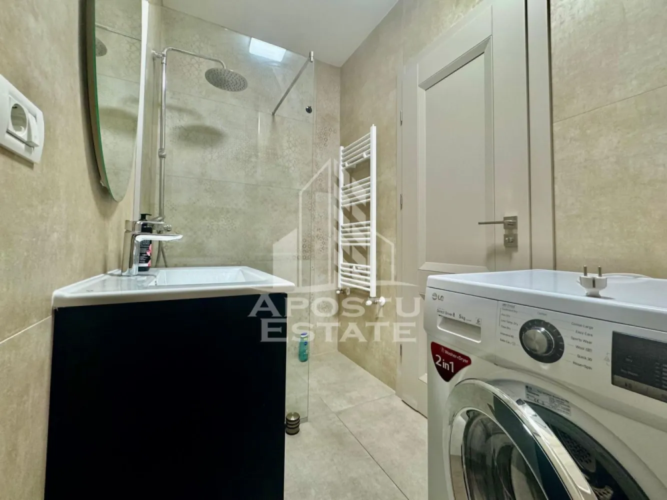 Apartament 2 camere, 42 mp utili, zona Adora Park - Apostu Estate va ofere spre inchiriere un apartament cu 2 camere in complexul rezidential Adora Park.
Apartamentul este compus din living spatios cu bucatarie open space, dormitor, baie moderna si balcon.
Locuinta este amenajata cu gust si ofera un ambient placut si confortabil.
Baia este noua, cu finisaje moderne si dotari de calitate.
Livingul este luminos si bine compartimentat pentru relaxare si socializare.
Bucataria open space este practica si complet integrata in zona de zi.
Dormitorul ofera intimitate si spatiu suficient pentru depozitare.
Balconul este ideal pentru momente de relaxare in aer liber.
Apartamentul se afla intr-o zona linistita, cu acces facil la punctele de interes din oras.
Complexul beneficiaza de facilitati moderne si un mediu placut pentru locuit.
Imobilul este potrivit pentru o persoana, un cuplu.
Disponibil pentru mutare imediata.
Pentru mai multe detalii si programarea unei vizionari, va rog sa ma contactati.
ID CP3137763