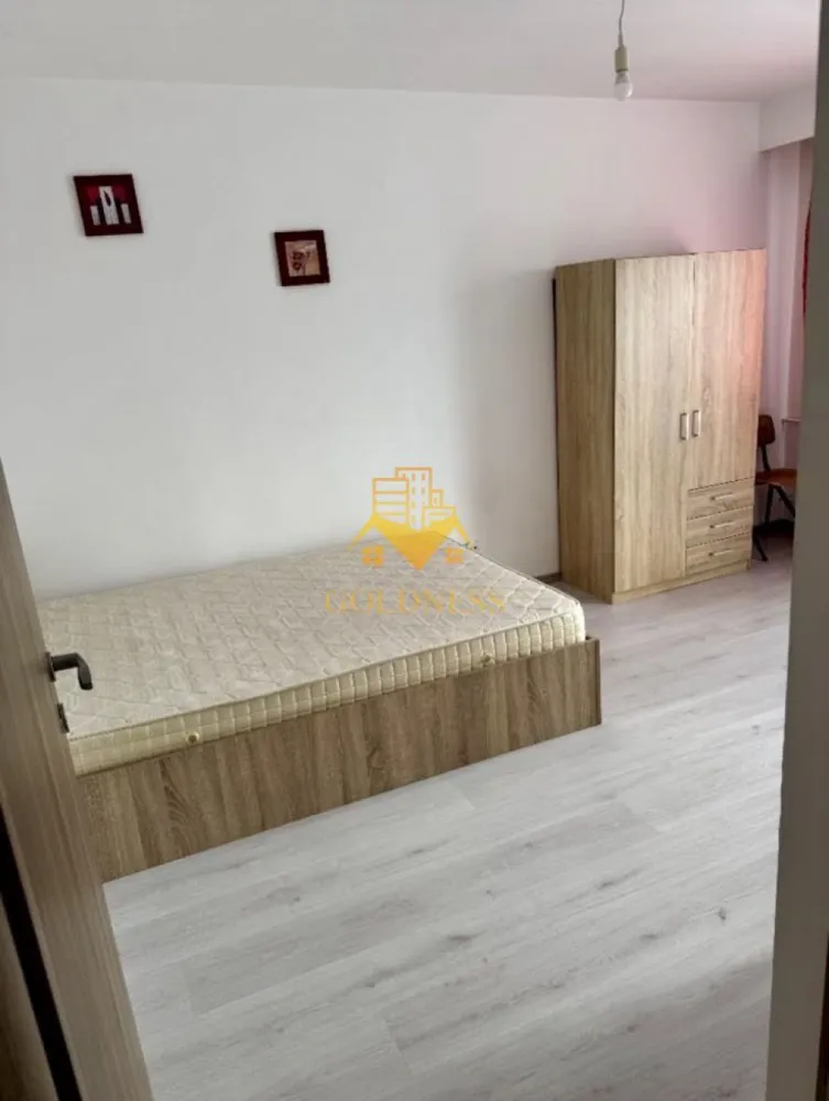 2 camere decomandate, balcon, Manastur, Izlazuluii, BIG Expres - GOLDNESS Imobiliare vă propune spre închiriere un apartament cu 2 camere complet mobilat și utilat, la etajul 6 într-un imobil de 8 etaje, în Cartierul Manastur.
Se poate parca prin zona!
Se află în apropierea stațiilor de transport în comun, magazine, restaurante, spații verzi, farmacii, etc. 

Apartamentul este compartimentat astfel:
 - dormitor cu pat matrimonial, dressing, noptiere
 - dormitor cu pat matrimonial, dressing, birou
 - bucatarie complet utilată și mobilată, loc de servit masa 
 - baie cu cada,calorifer port prosop și dulap pentru depozitare.
 - balcon de 5 mp.

Imobilul este dotat cu toate cele necesare- centrală proprie, frigider, aragaz, hotă, mașină de spălat haine, etc. 

Dacă sunteți interesați de acest apartament și doriți să îl vizionați, dar și pentru alte oferte nu ezitați să ne contactați telefonic sau prin e-mail. Vă stăm la dispoziție!
Pentru intermediere se percepe un comision de 50% din prețul chiriei!