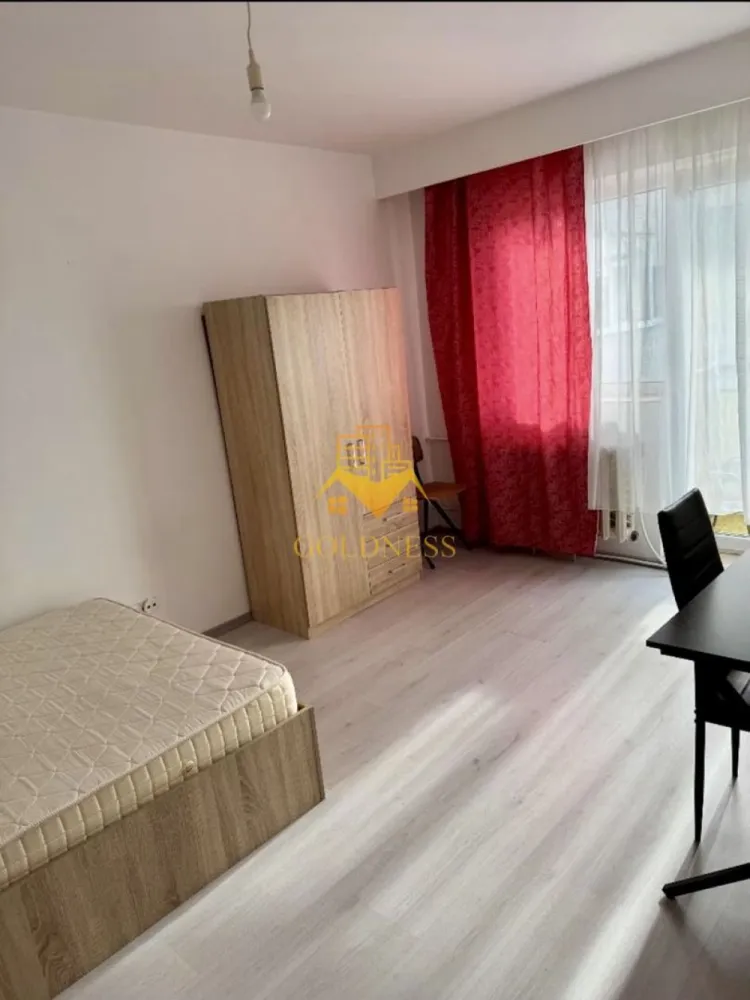 2 camere decomandate, balcon, Manastur, Izlazuluii, BIG Expres - GOLDNESS Imobiliare vă propune spre închiriere un apartament cu 2 camere complet mobilat și utilat, la etajul 6 într-un imobil de 8 etaje, în Cartierul Manastur.
Se poate parca prin zona!
Se află în apropierea stațiilor de transport în comun, magazine, restaurante, spații verzi, farmacii, etc. 

Apartamentul este compartimentat astfel:
 - dormitor cu pat matrimonial, dressing, noptiere
 - dormitor cu pat matrimonial, dressing, birou
 - bucatarie complet utilată și mobilată, loc de servit masa 
 - baie cu cada,calorifer port prosop și dulap pentru depozitare.
 - balcon de 5 mp.

Imobilul este dotat cu toate cele necesare- centrală proprie, frigider, aragaz, hotă, mașină de spălat haine, etc. 

Dacă sunteți interesați de acest apartament și doriți să îl vizionați, dar și pentru alte oferte nu ezitați să ne contactați telefonic sau prin e-mail. Vă stăm la dispoziție!
Pentru intermediere se percepe un comision de 50% din prețul chiriei!
