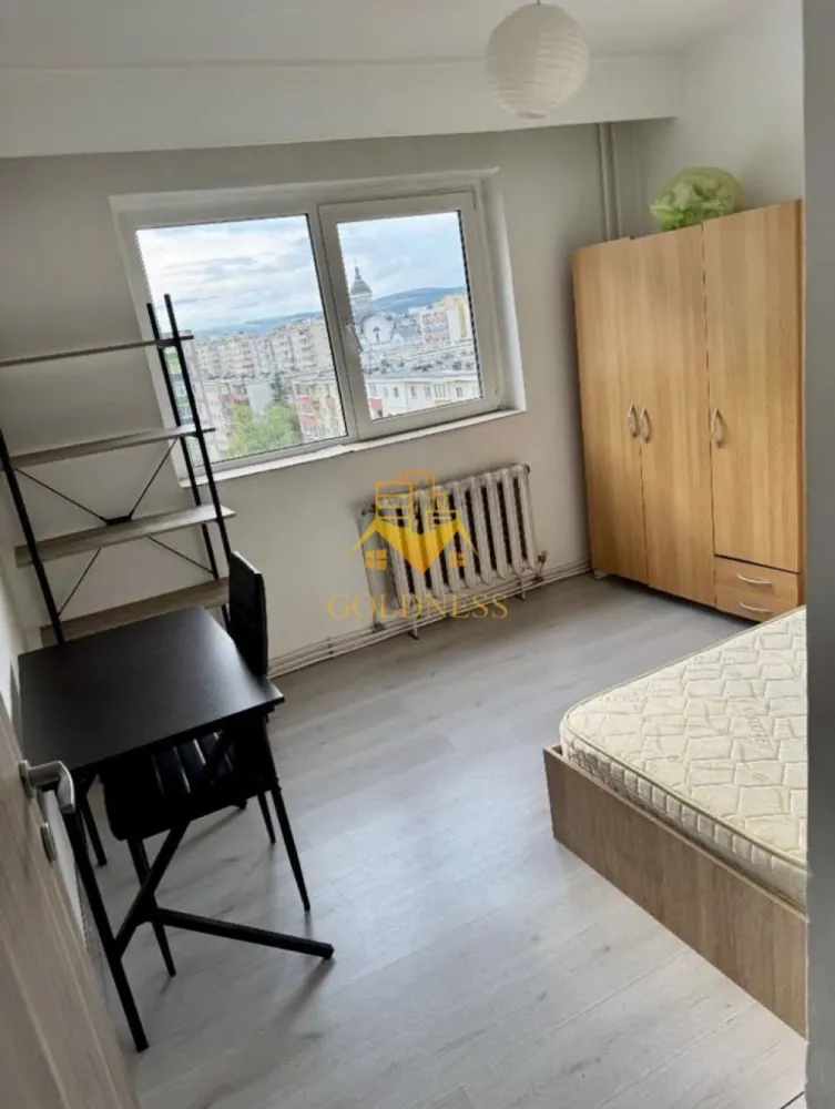 2 camere decomandate, balcon, Manastur, Izlazuluii, BIG Expres - GOLDNESS Imobiliare vă propune spre închiriere un apartament cu 2 camere complet mobilat și utilat, la etajul 6 într-un imobil de 8 etaje, în Cartierul Manastur.
Se poate parca prin zona!
Se află în apropierea stațiilor de transport în comun, magazine, restaurante, spații verzi, farmacii, etc. 

Apartamentul este compartimentat astfel:
 - dormitor cu pat matrimonial, dressing, noptiere
 - dormitor cu pat matrimonial, dressing, birou
 - bucatarie complet utilată și mobilată, loc de servit masa 
 - baie cu cada,calorifer port prosop și dulap pentru depozitare.
 - balcon de 5 mp.

Imobilul este dotat cu toate cele necesare- centrală proprie, frigider, aragaz, hotă, mașină de spălat haine, etc. 

Dacă sunteți interesați de acest apartament și doriți să îl vizionați, dar și pentru alte oferte nu ezitați să ne contactați telefonic sau prin e-mail. Vă stăm la dispoziție!
Pentru intermediere se percepe un comision de 50% din prețul chiriei!