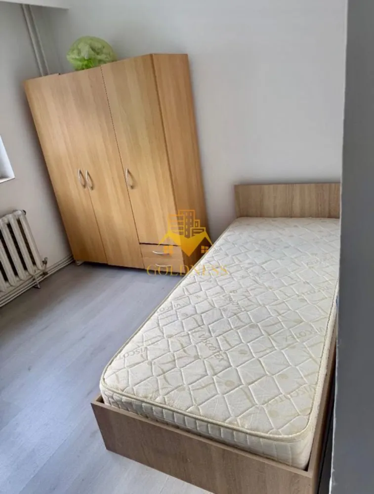 2 camere decomandate, balcon, Manastur, Izlazuluii, BIG Expres - GOLDNESS Imobiliare vă propune spre închiriere un apartament cu 2 camere complet mobilat și utilat, la etajul 6 într-un imobil de 8 etaje, în Cartierul Manastur.
Se poate parca prin zona!
Se află în apropierea stațiilor de transport în comun, magazine, restaurante, spații verzi, farmacii, etc. 

Apartamentul este compartimentat astfel:
 - dormitor cu pat matrimonial, dressing, noptiere
 - dormitor cu pat matrimonial, dressing, birou
 - bucatarie complet utilată și mobilată, loc de servit masa 
 - baie cu cada,calorifer port prosop și dulap pentru depozitare.
 - balcon de 5 mp.

Imobilul este dotat cu toate cele necesare- centrală proprie, frigider, aragaz, hotă, mașină de spălat haine, etc. 

Dacă sunteți interesați de acest apartament și doriți să îl vizionați, dar și pentru alte oferte nu ezitați să ne contactați telefonic sau prin e-mail. Vă stăm la dispoziție!
Pentru intermediere se percepe un comision de 50% din prețul chiriei!