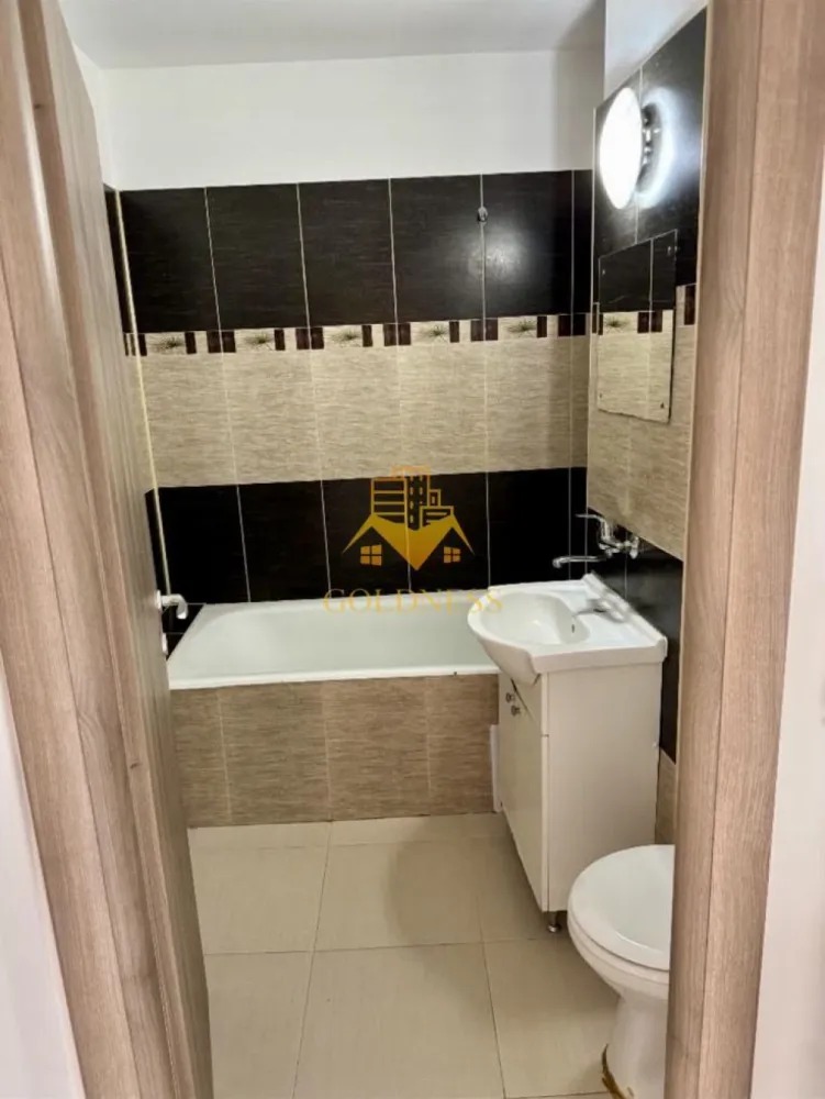 2 camere decomandate, balcon, Manastur, Izlazuluii, BIG Expres - GOLDNESS Imobiliare vă propune spre închiriere un apartament cu 2 camere complet mobilat și utilat, la etajul 6 într-un imobil de 8 etaje, în Cartierul Manastur.
Se poate parca prin zona!
Se află în apropierea stațiilor de transport în comun, magazine, restaurante, spații verzi, farmacii, etc. 

Apartamentul este compartimentat astfel:
 - dormitor cu pat matrimonial, dressing, noptiere
 - dormitor cu pat matrimonial, dressing, birou
 - bucatarie complet utilată și mobilată, loc de servit masa 
 - baie cu cada,calorifer port prosop și dulap pentru depozitare.
 - balcon de 5 mp.

Imobilul este dotat cu toate cele necesare- centrală proprie, frigider, aragaz, hotă, mașină de spălat haine, etc. 

Dacă sunteți interesați de acest apartament și doriți să îl vizionați, dar și pentru alte oferte nu ezitați să ne contactați telefonic sau prin e-mail. Vă stăm la dispoziție!
Pentru intermediere se percepe un comision de 50% din prețul chiriei!