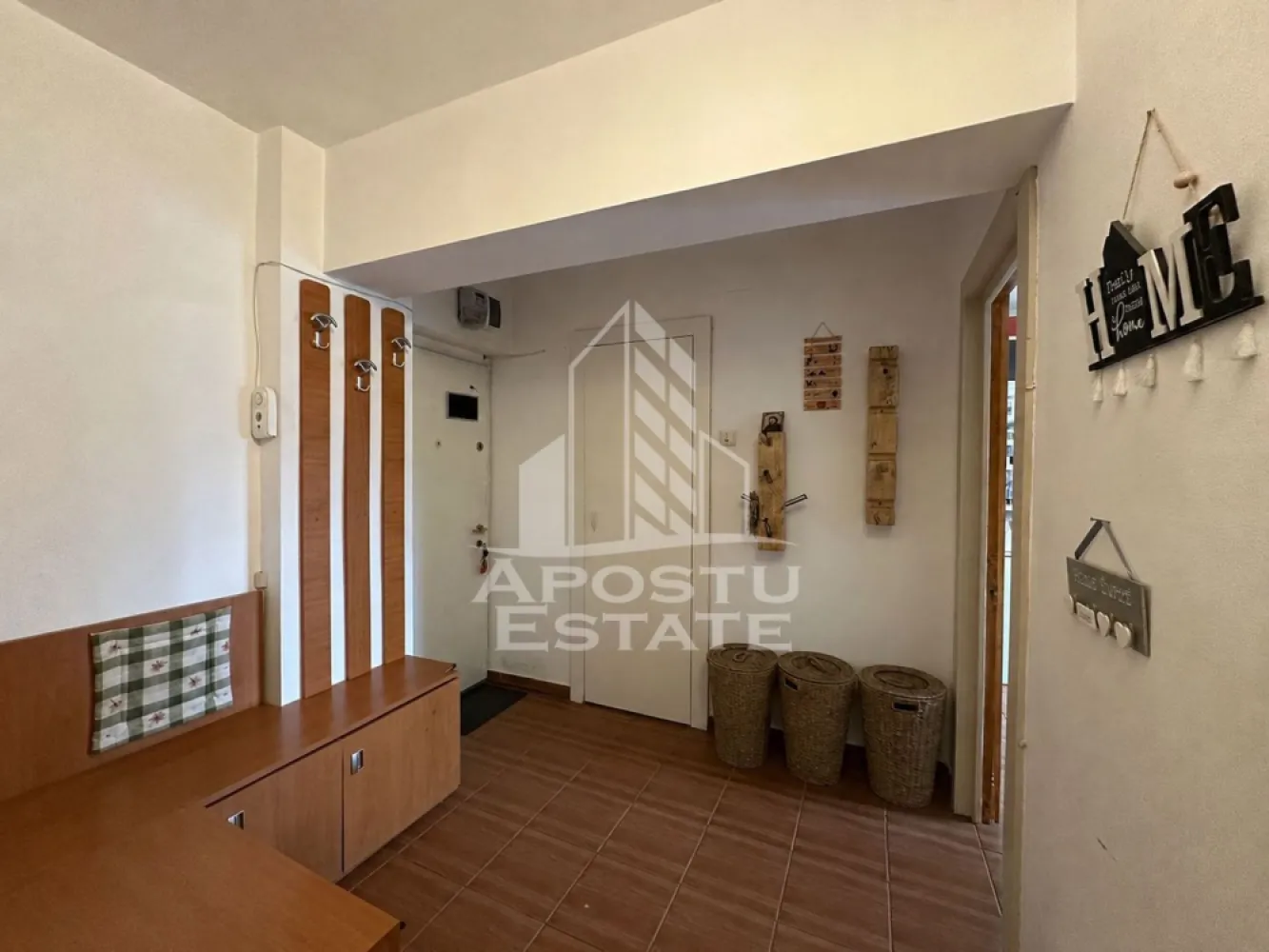 Apartament 2 camere zona Micalaca - APOSTU ESTATE va propune spre inchiriere apartament cu 2 camere de inchiriat in zona Micalaca , situat la etajul 3 din 4, intr-un bloc linistit si bine intretinut.

Locuinta este complet utilata si dispune de: aer conditionat, aragaz, hota, frigider, masina de spalat rufe, TV si balcon inchis, oferind tot confortul necesar pentru o locuire placuta.

Apartamentul este ideal pentru un cuplu, studenti sau o familie care isi doreste un camin confortabil intr-o zona accesibila, cu multiple facilitati in apropiere.

Conditii de inchiriere:

Perioada minima de inchiriere: 1 an
Nu se accepta fumatori
Nu se accepta animale de companie

Pentru mai multe detalii sau pentru programarea unei vizionari, echipa Apostu Estate va sta cu profesionalism si promptitudine la dispozitie dumneavoastra.
CP3137655
