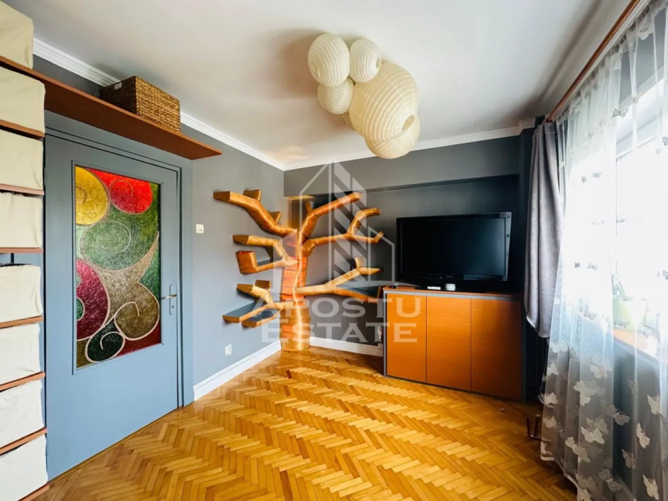 Apartament 2 camere zona Micalaca - APOSTU ESTATE va propune spre inchiriere apartament cu 2 camere de inchiriat in zona Micalaca , situat la etajul 3 din 4, intr-un bloc linistit si bine intretinut.

Locuinta este complet utilata si dispune de: aer conditionat, aragaz, hota, frigider, masina de spalat rufe, TV si balcon inchis, oferind tot confortul necesar pentru o locuire placuta.

Apartamentul este ideal pentru un cuplu, studenti sau o familie care isi doreste un camin confortabil intr-o zona accesibila, cu multiple facilitati in apropiere.

Conditii de inchiriere:

Perioada minima de inchiriere: 1 an
Nu se accepta fumatori
Nu se accepta animale de companie

Pentru mai multe detalii sau pentru programarea unei vizionari, echipa Apostu Estate va sta cu profesionalism si promptitudine la dispozitie dumneavoastra.
CP3137655