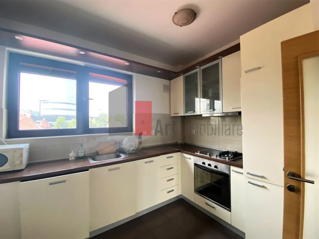 3 Camere Kiseleff - Va propunem spre vanzare un apartament cu 3 camere in zona Kiseleff - Piata Victoriei - Muzeul Taranului, Etaj 3/4, decomandat, mobilat si utilat complet, 79 m.p., centrala proprie, garaj subteran, bloc constructie 2009, gresie, faianta, parchet, termopan, aer conditionat, blocul are lift, apropiere Parcul Kiseleff